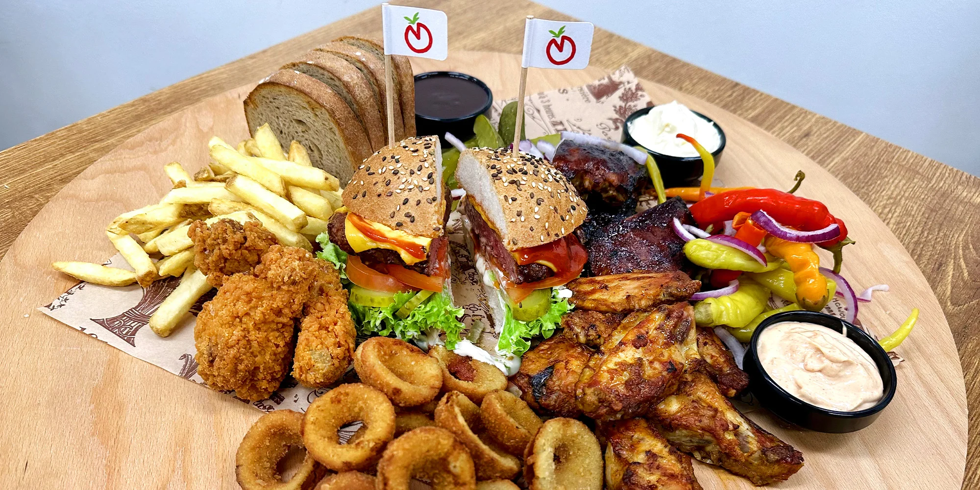 Americký set s žebry, kuřecími křídly a stripsy, burgerem a přílohami pro dva