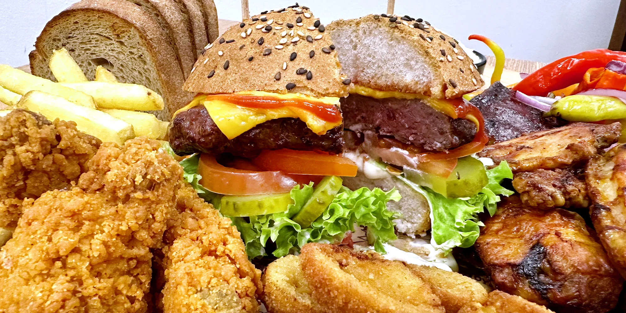 Americký set s žebry, kuřecími křídly a stripsy, burgerem a přílohami pro dva