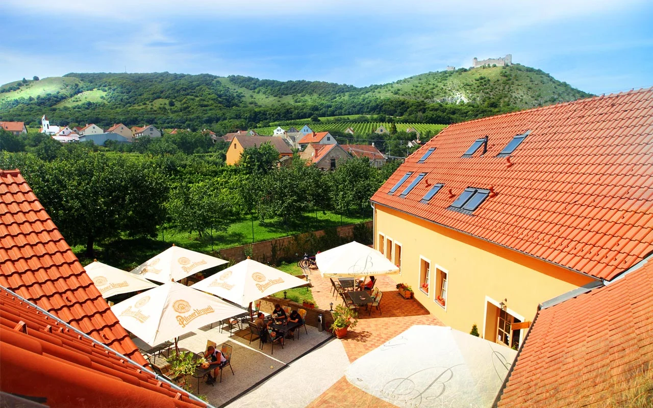 Dovolená ve vinařské obci Pavlov na Pálavě: hotel se snídaní, k pobytu od 2 nocí lahev vína