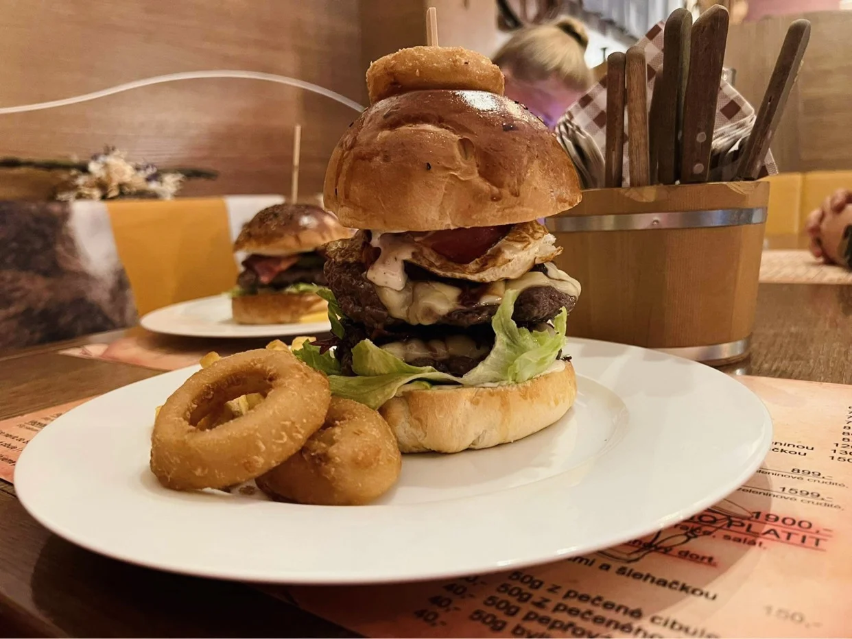 Otevřený voucher do kovbojské restaurace v Chrudimi: 500 či 1500 Kč na steaky, burgery i párty talíře