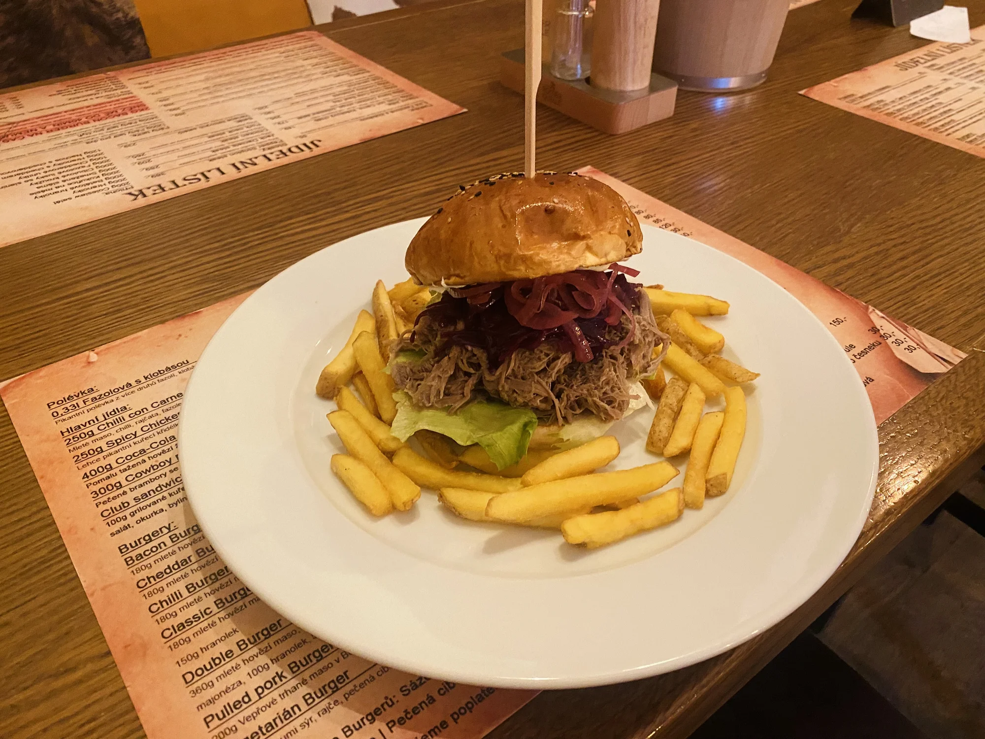 Otevřený voucher do kovbojské restaurace v Chrudimi: 500 či 1500 Kč na steaky, burgery i párty talíře