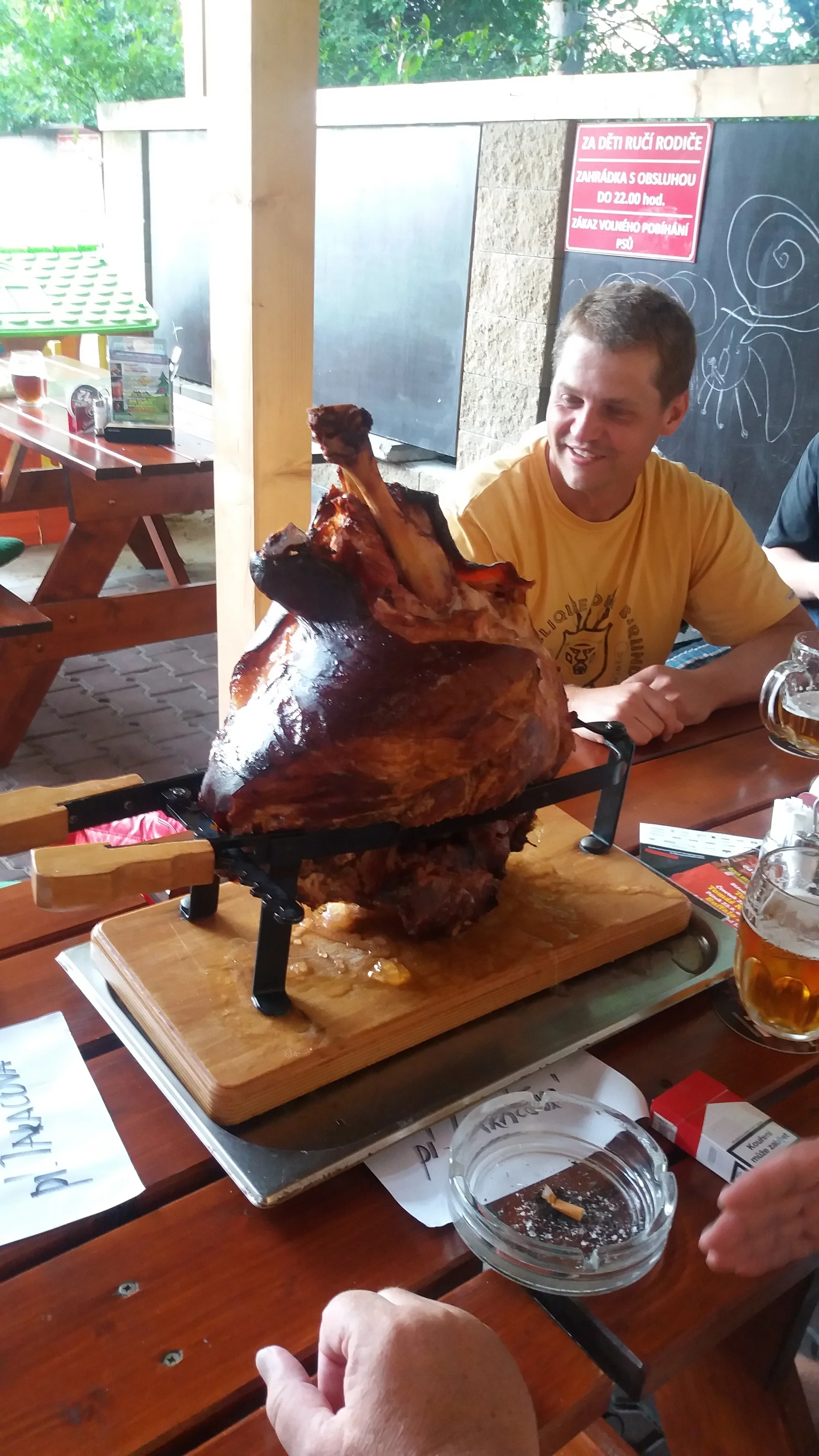Obří uzená pečínka: 12 nebo 15 kilo kýty pro partu až 12 jedlíků