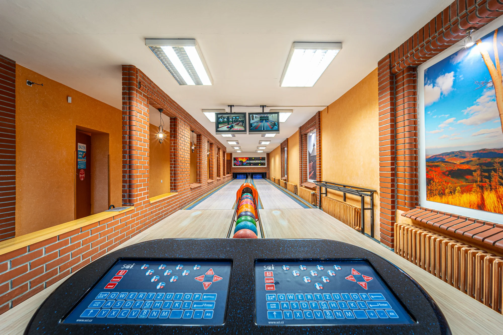 S rodinou nebo partou do Beskyd: bungalov pod Lysou horou, snídaně, bazén a bowling až pro 6 osob