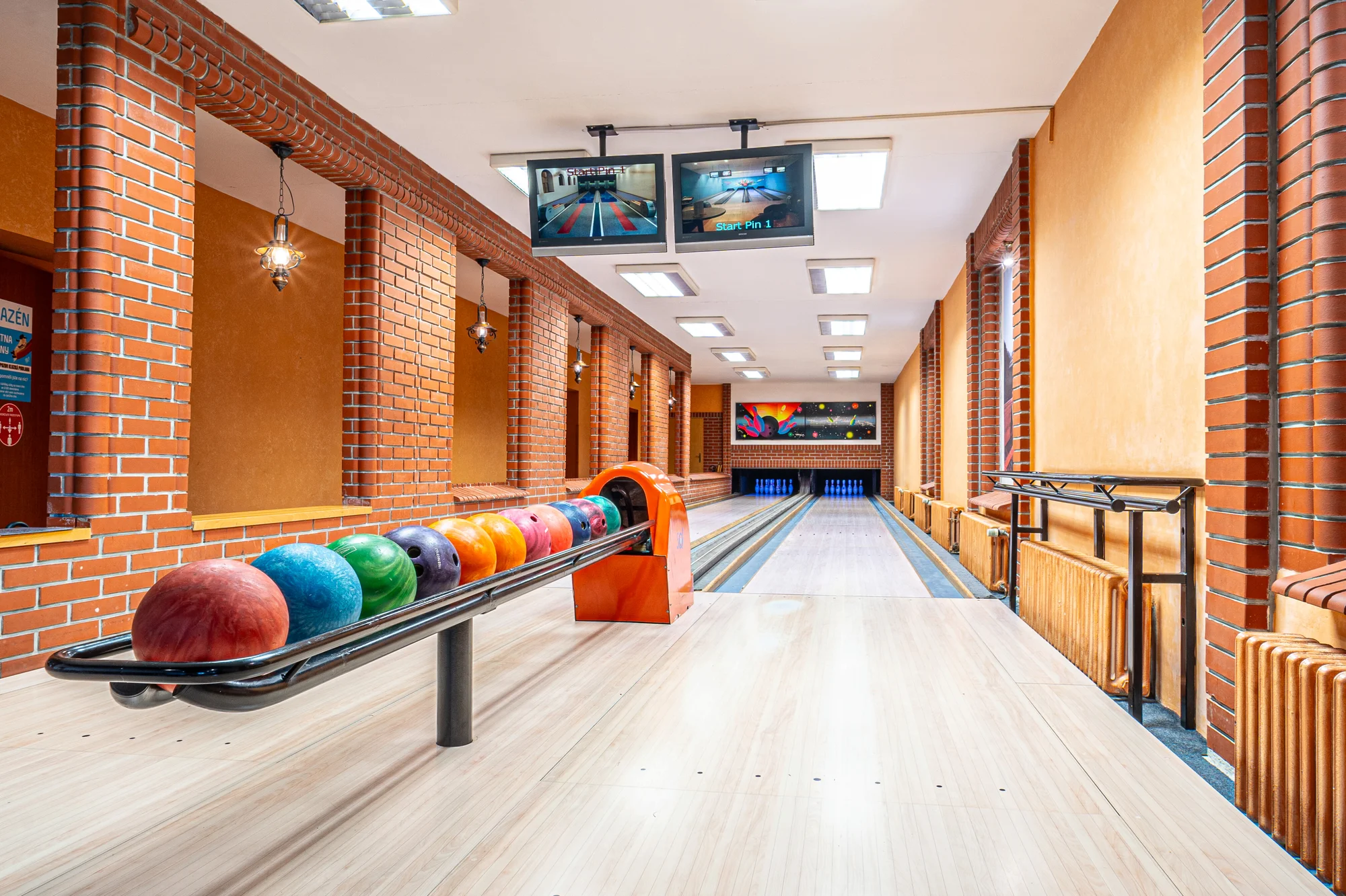 S rodinou nebo partou do Beskyd: bungalov pod Lysou horou, snídaně, bazén a bowling až pro 6 osob