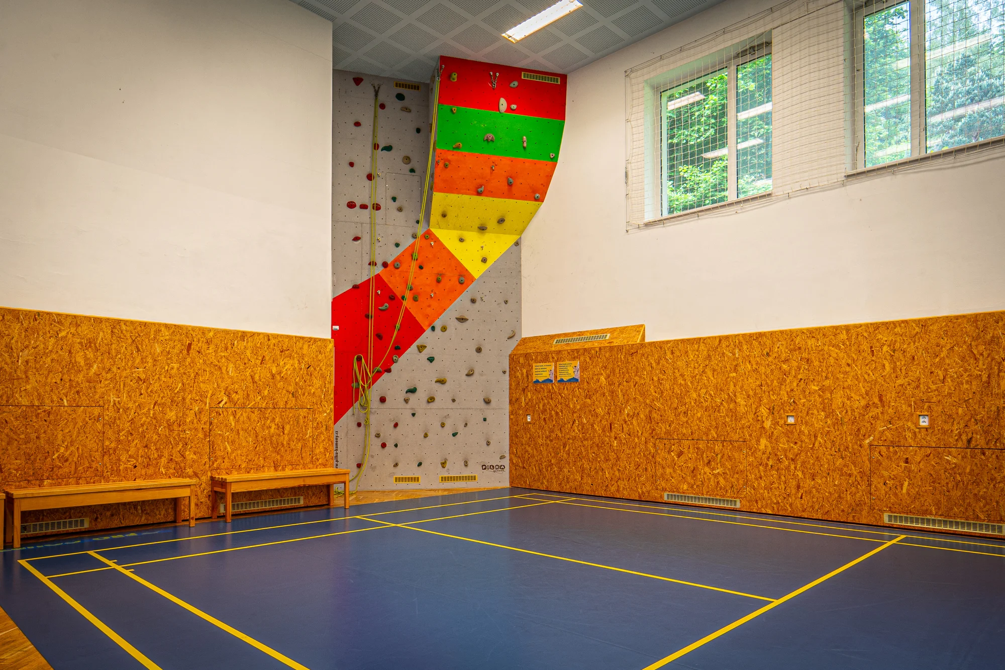 S rodinou nebo partou do Beskyd: bungalov pod Lysou horou, snídaně, bazén a bowling až pro 6 osob