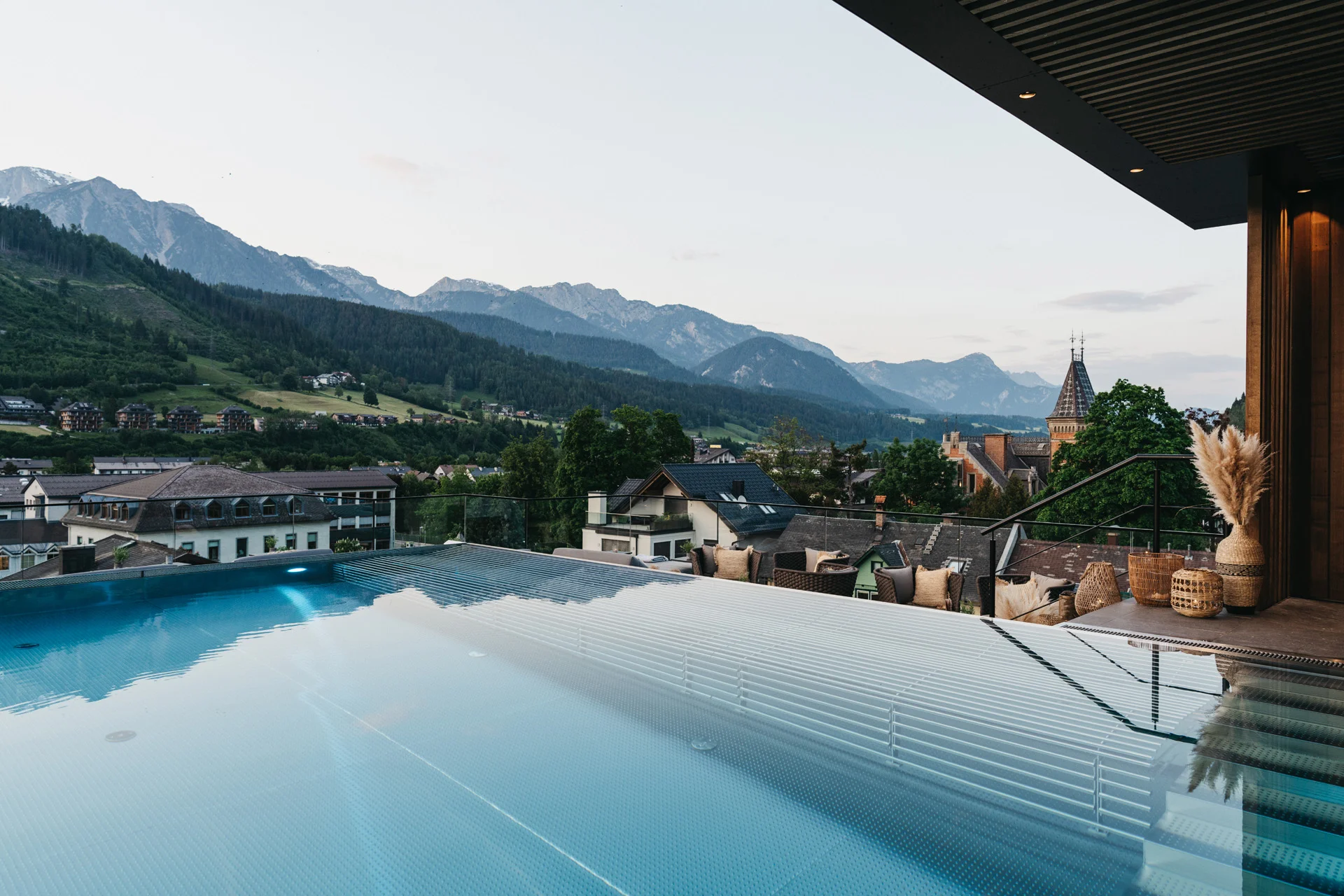 Krásný hotel ve Schladmingu: wellness a střešní bazén, polopenze plus a sommercard s lanovkami zdarma