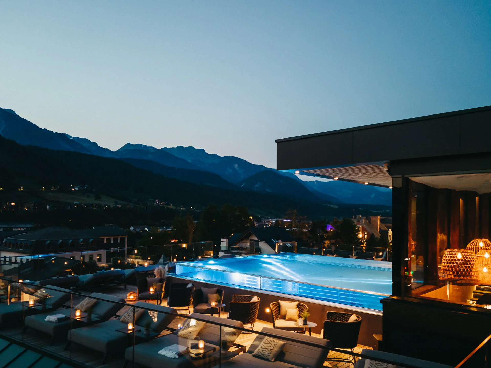 Krásný hotel ve Schladmingu: wellness a střešní bazén, polopenze plus a sommercard s lanovkami zdarma