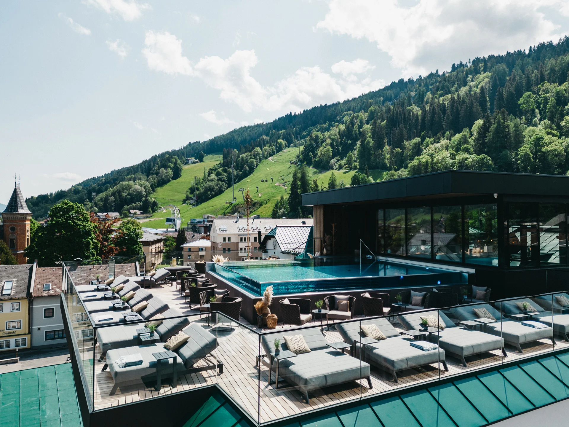 Krásný hotel ve Schladmingu: wellness a střešní bazén, polopenze plus a sommercard s lanovkami zdarma