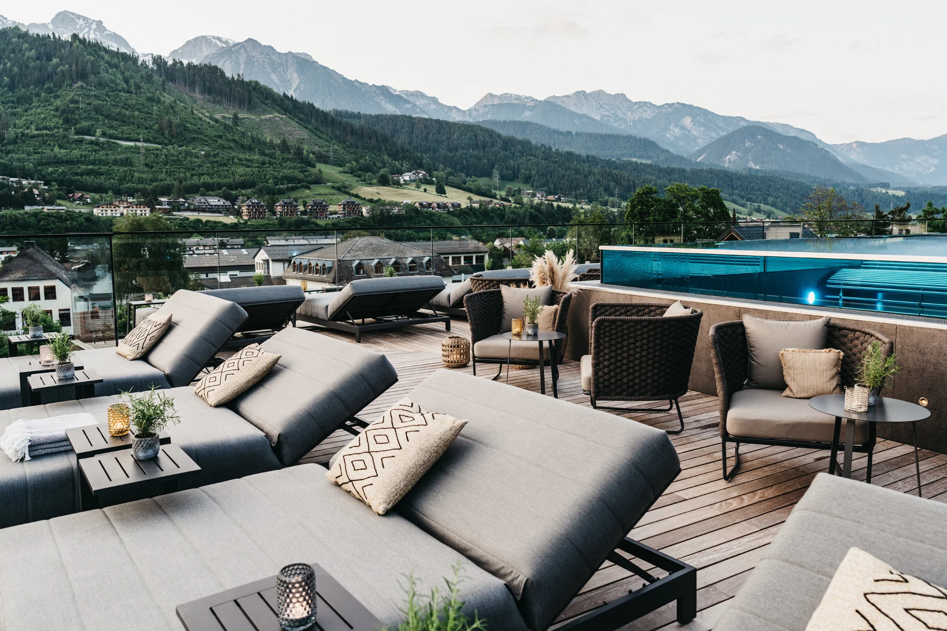 Krásný hotel ve Schladmingu: wellness a střešní bazén, polopenze plus a sommercard s lanovkami zdarma