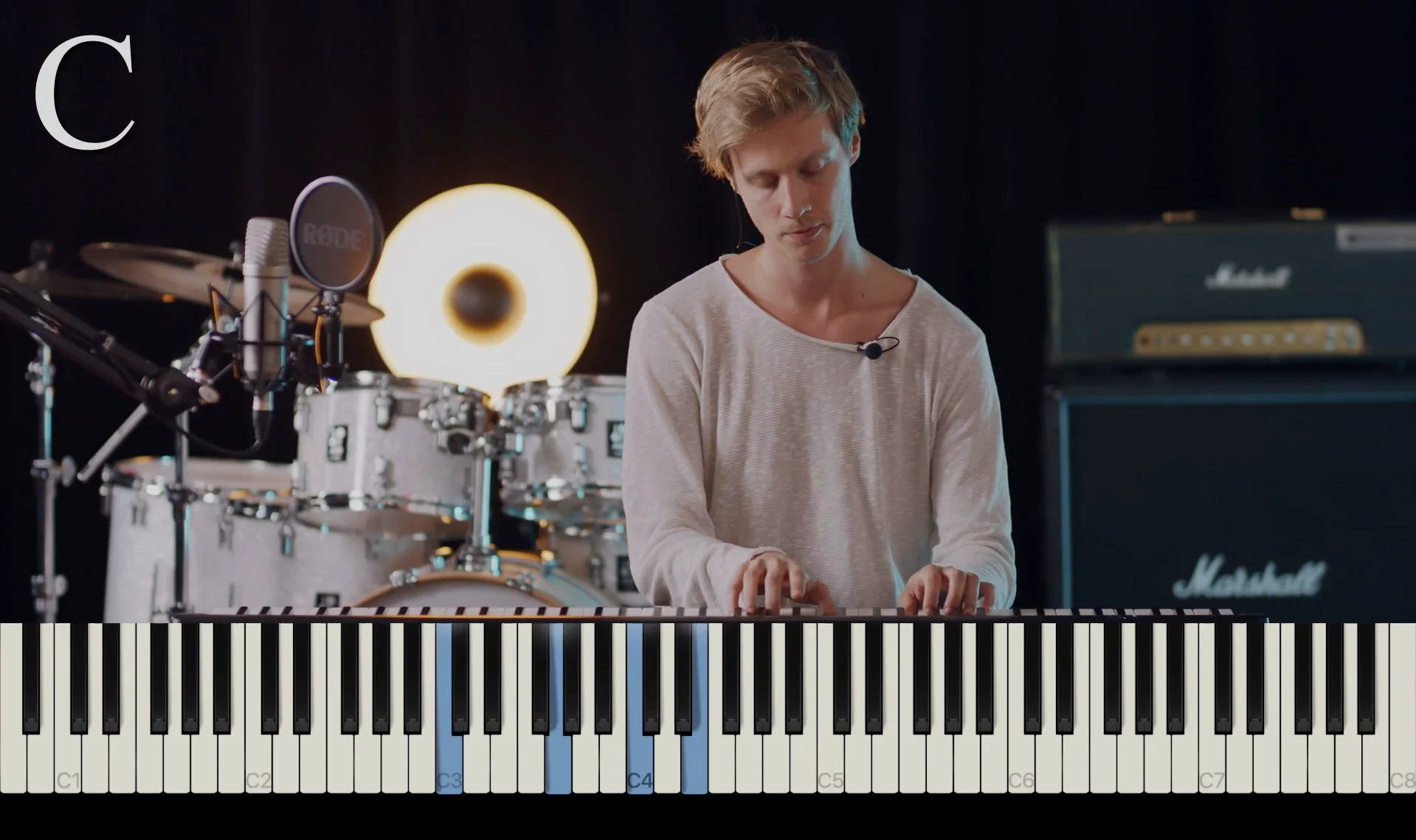 Za týden zvládnete své první písničky: online kurz hry na piano a klávesy s A. Albrechtem