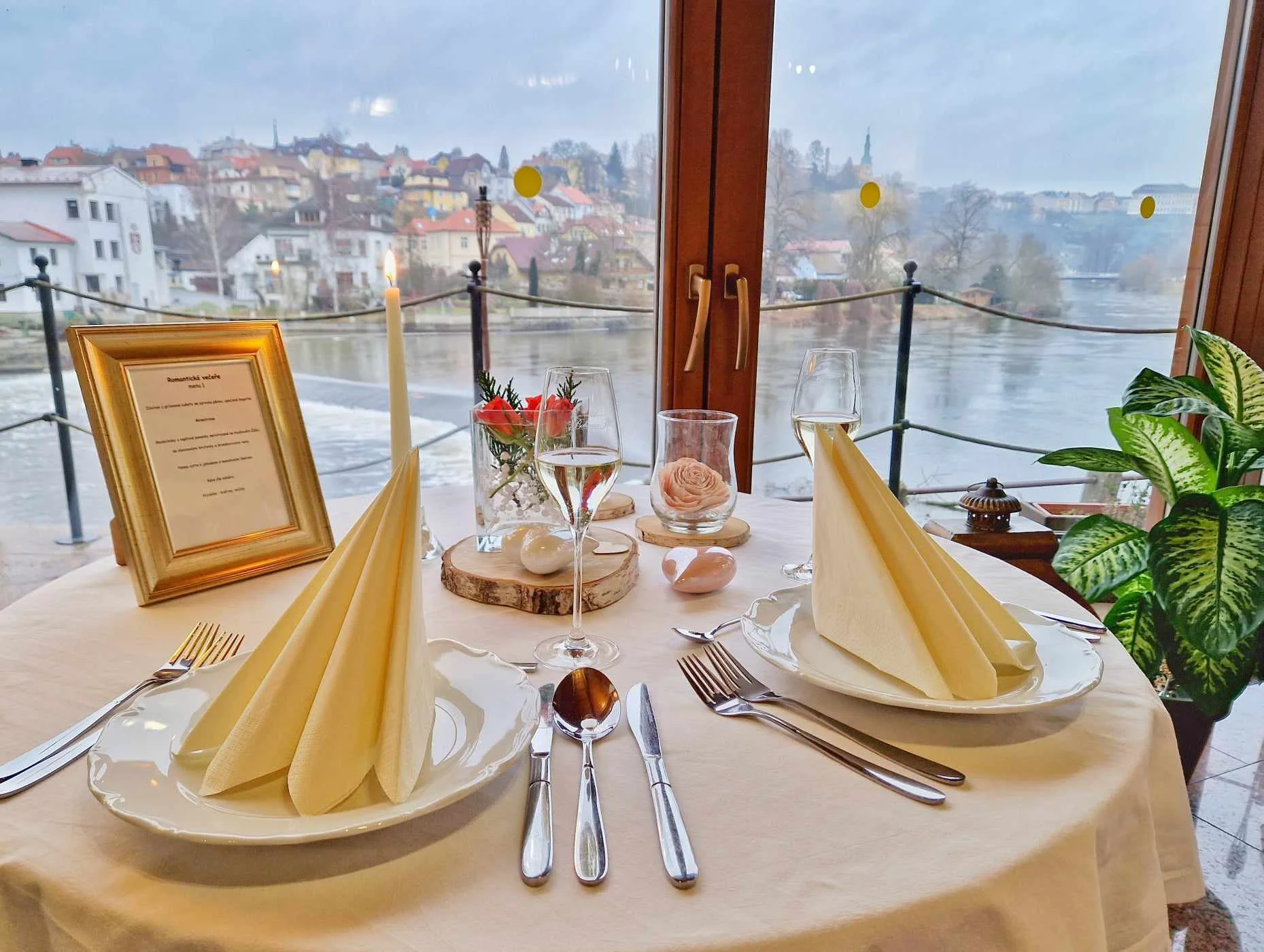 Romantika pro dva: čtyřchodové menu podle výběru, sekt a výzdoba