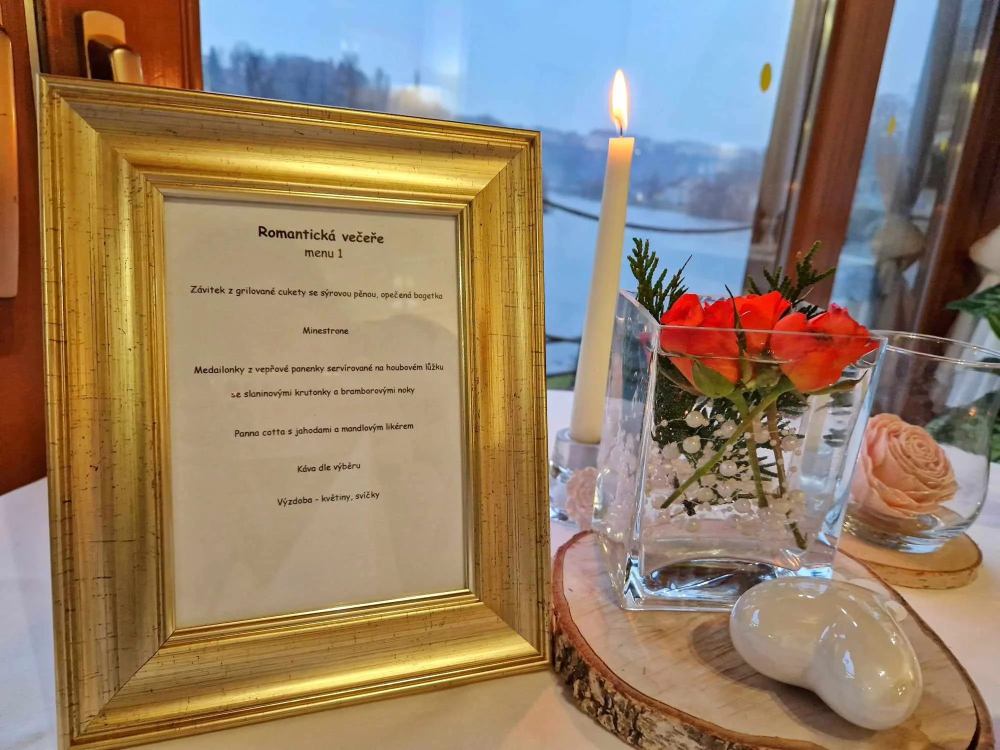 Romantika pro dva: čtyřchodové menu podle výběru, sekt a výzdoba
