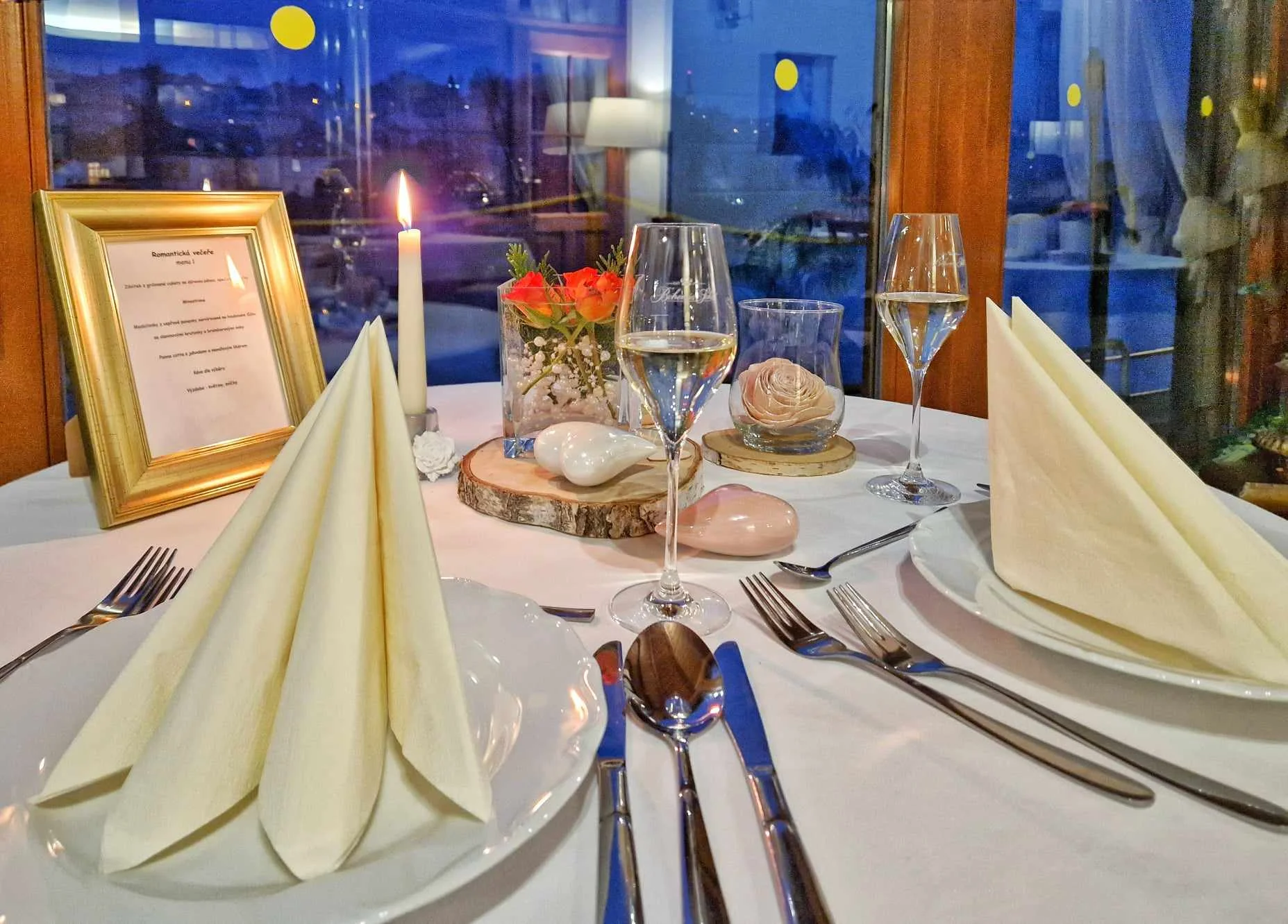 Romantika pro dva: čtyřchodové menu podle výběru, sekt a výzdoba