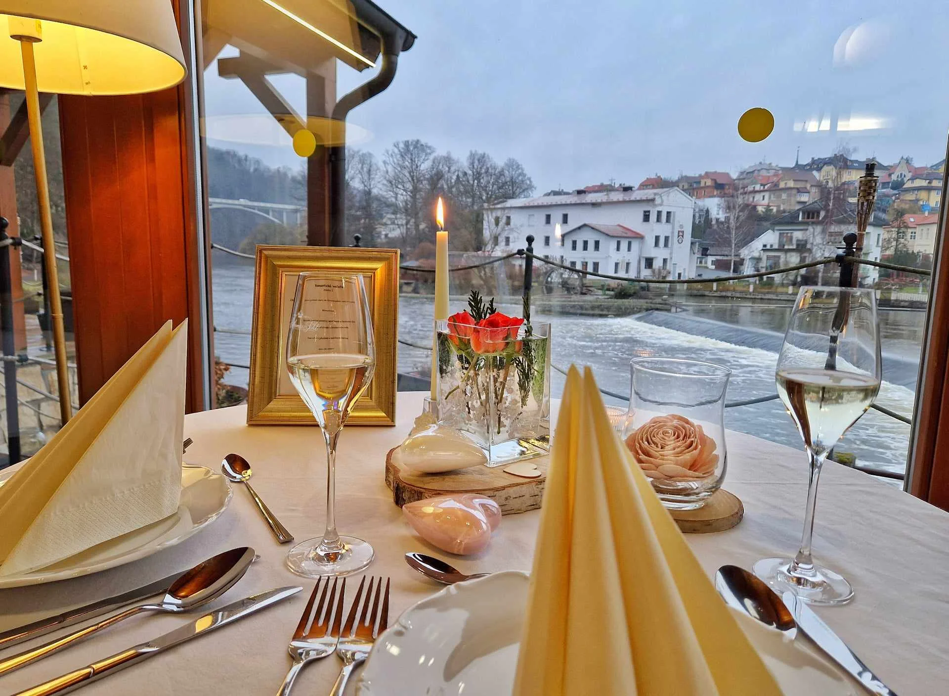 Romantika pro dva: čtyřchodové menu podle výběru, sekt a výzdoba
