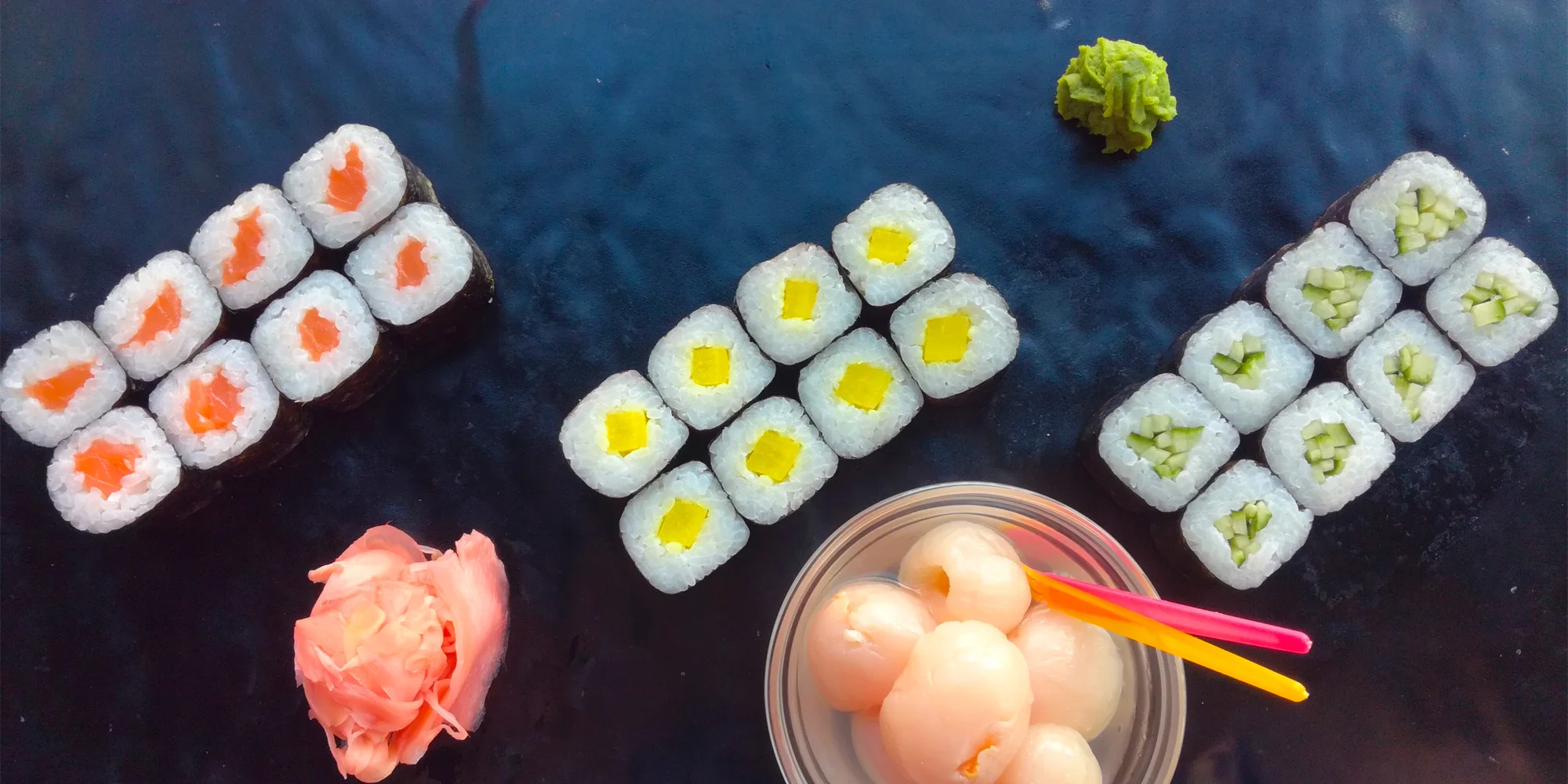 Sushi sety s rolkami maki, nigiri, krevetami, závitky, saláty i ovocem