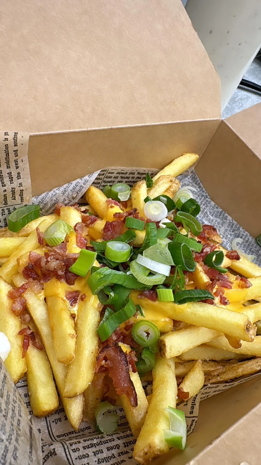 Burgery, smažák nebo loaded fries s masem: pro 1 nebo až 4 lidi, a to včetně drinků