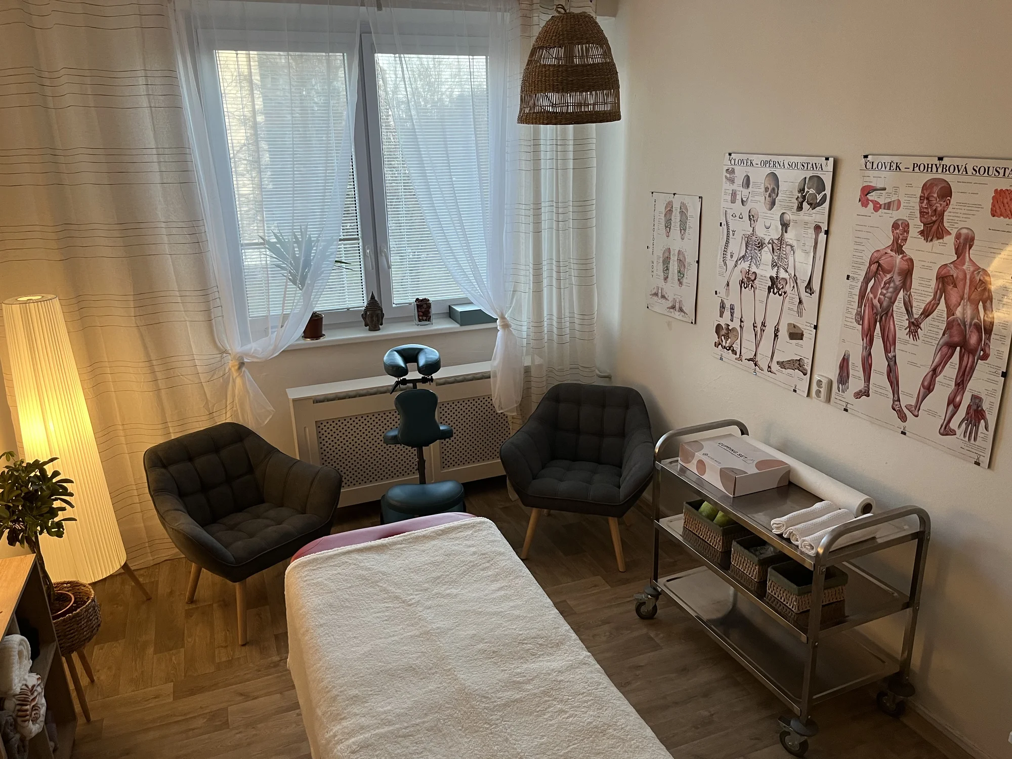 Relaxační masáž zad nebo i šíje: jednotlivé procedury i permanentky