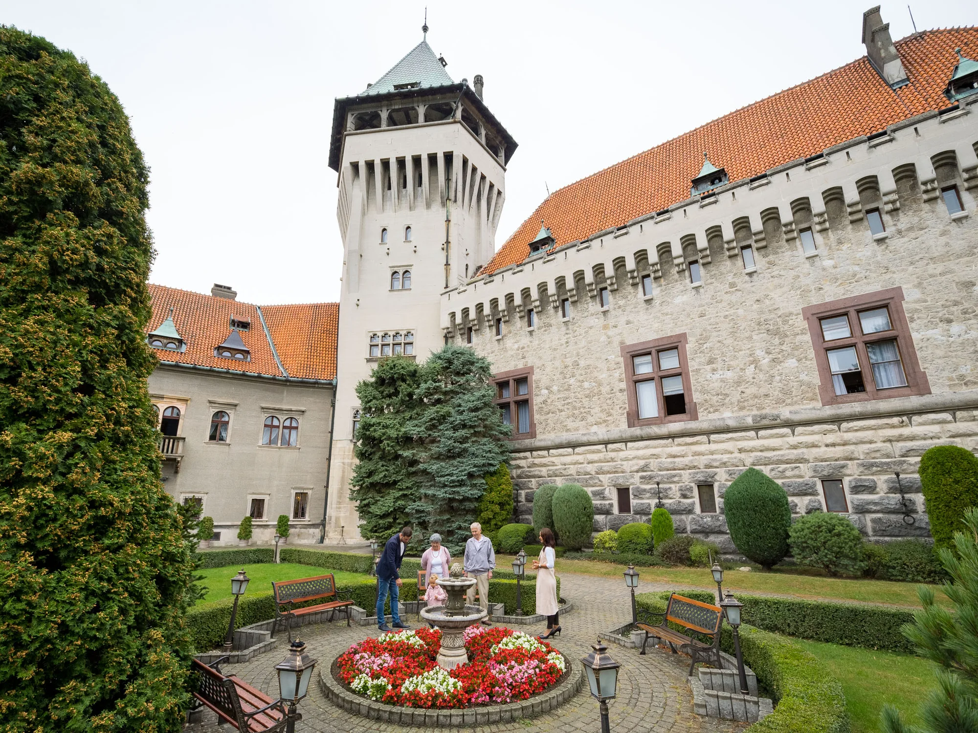 Romantický pobyt na Smolenickém zámku: snídaně či polopenze i prohlídka zámku, masáže