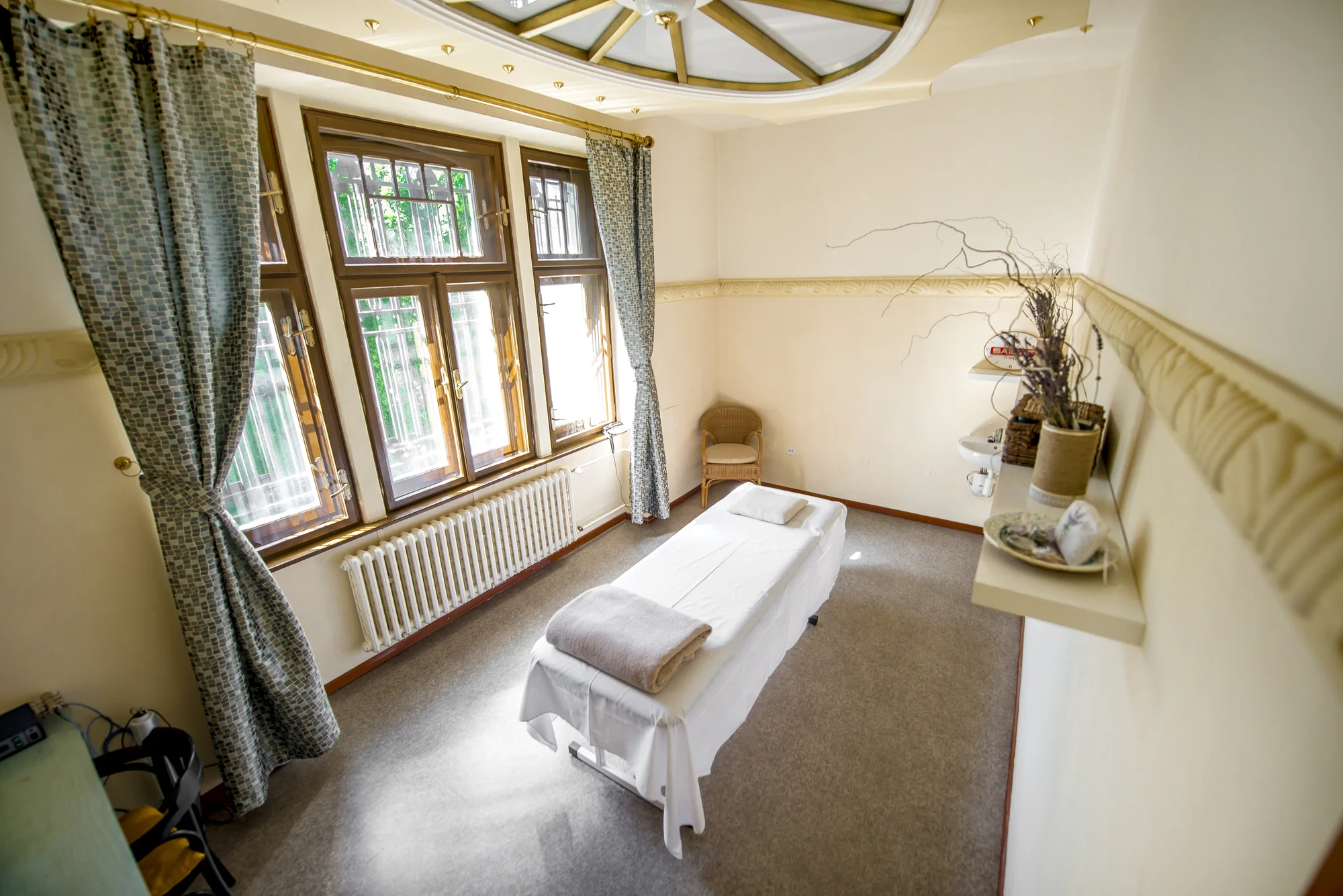 Wellness pobyt v Trenčianských Teplicích: aroma masáž, finská sauna, bazén i polopenze