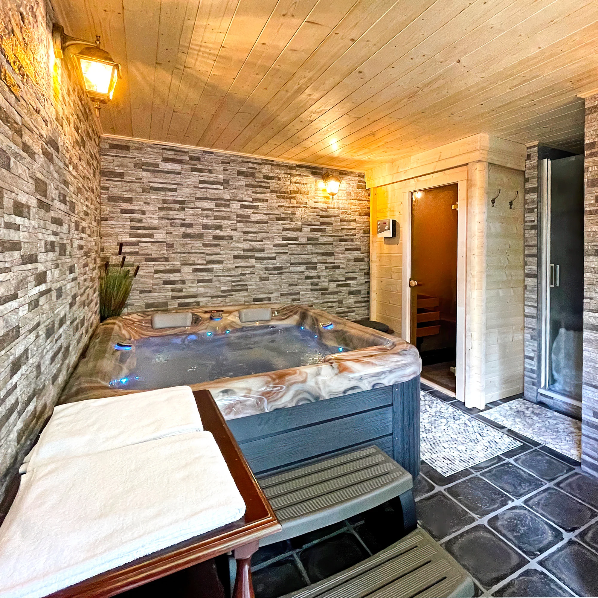 Privátní wellness a kachní prsa nebo lovecké menu v historickém letohrádku pro 2 osoby