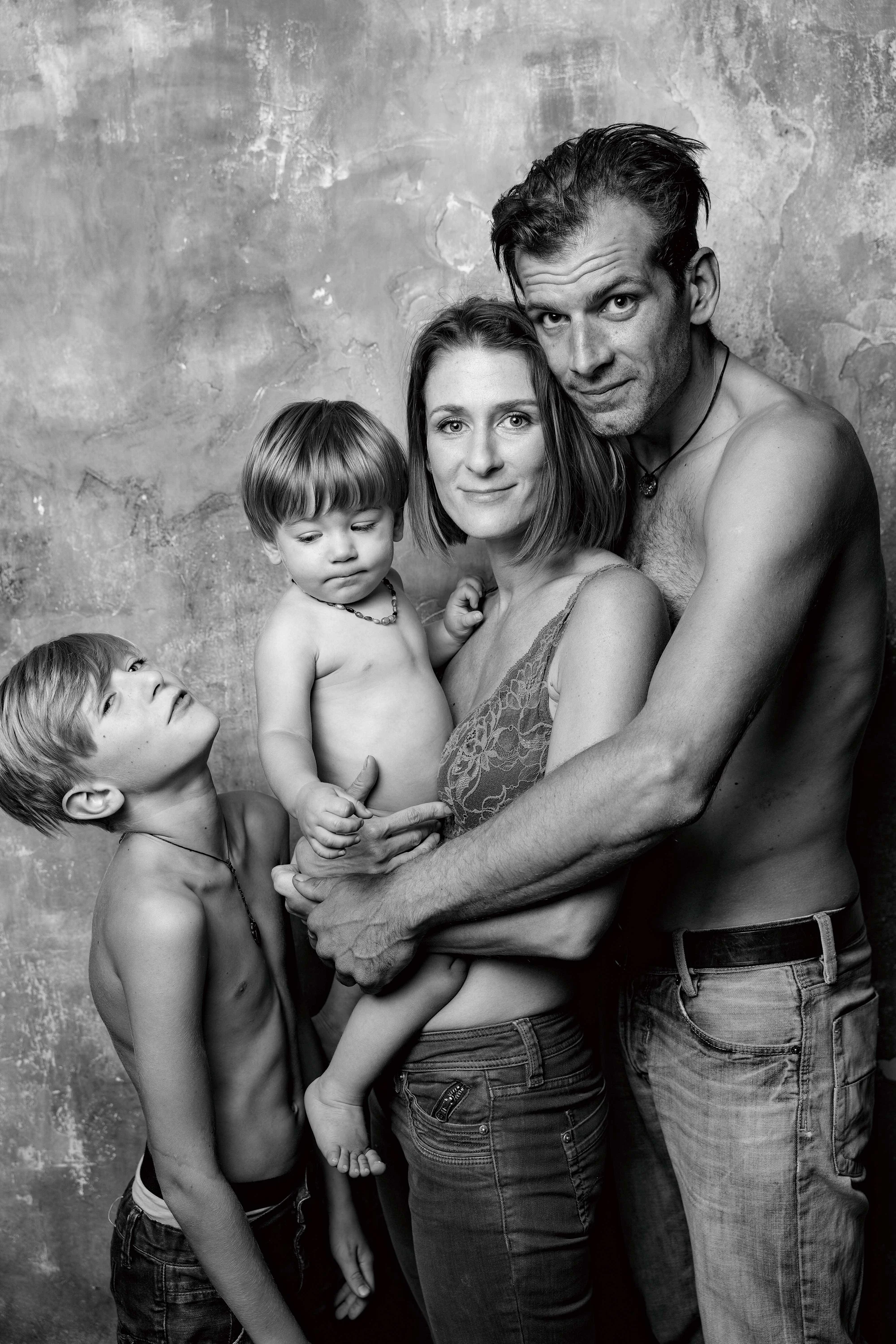 Rodinné a těhotenské focení v ateliéru: 3 retušované fotografie