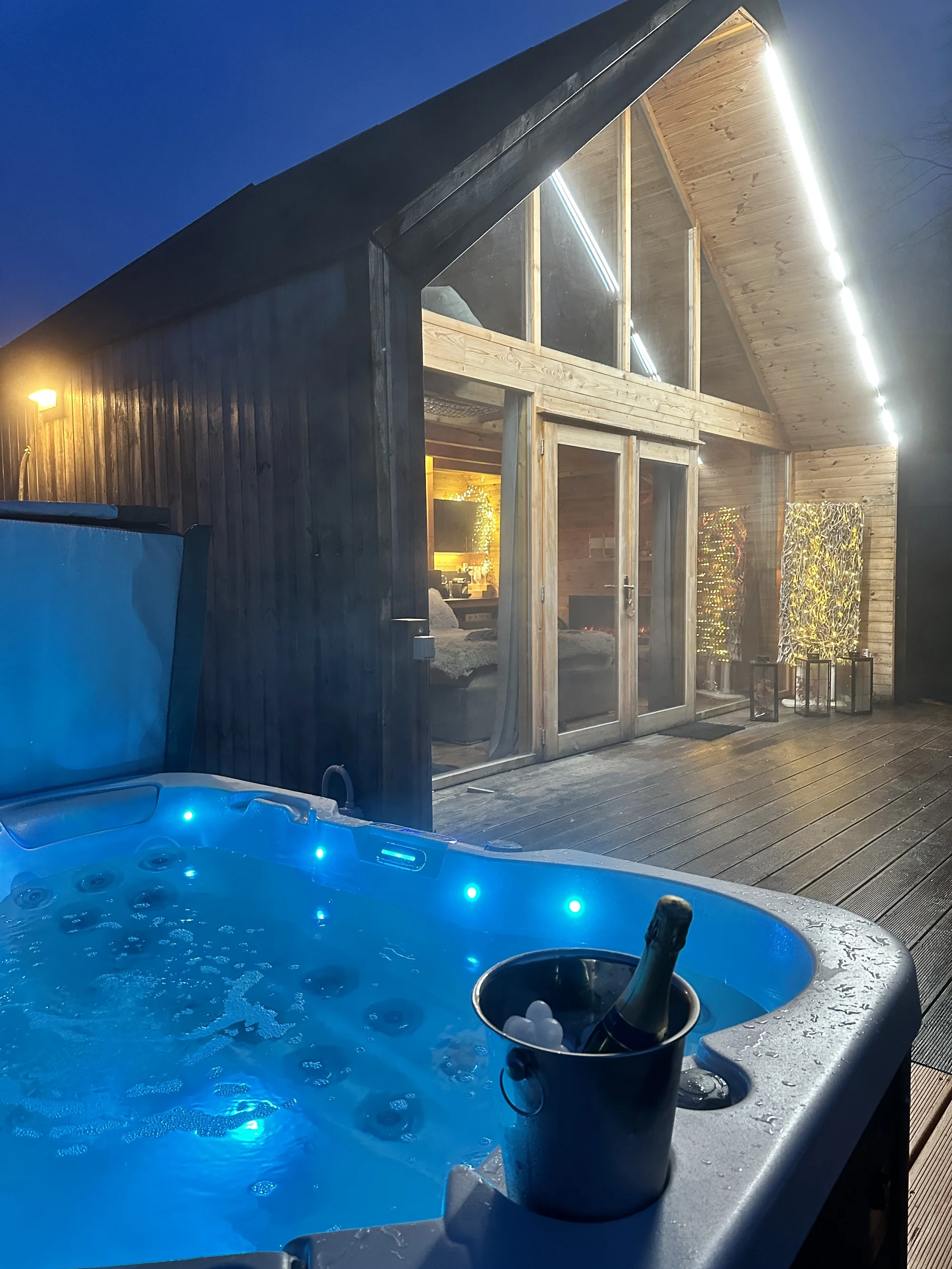 Kouzelný Lakehouse Amálka s neomezenou saunou, vířivkou i snídaňovým košem, možnost rybaření
