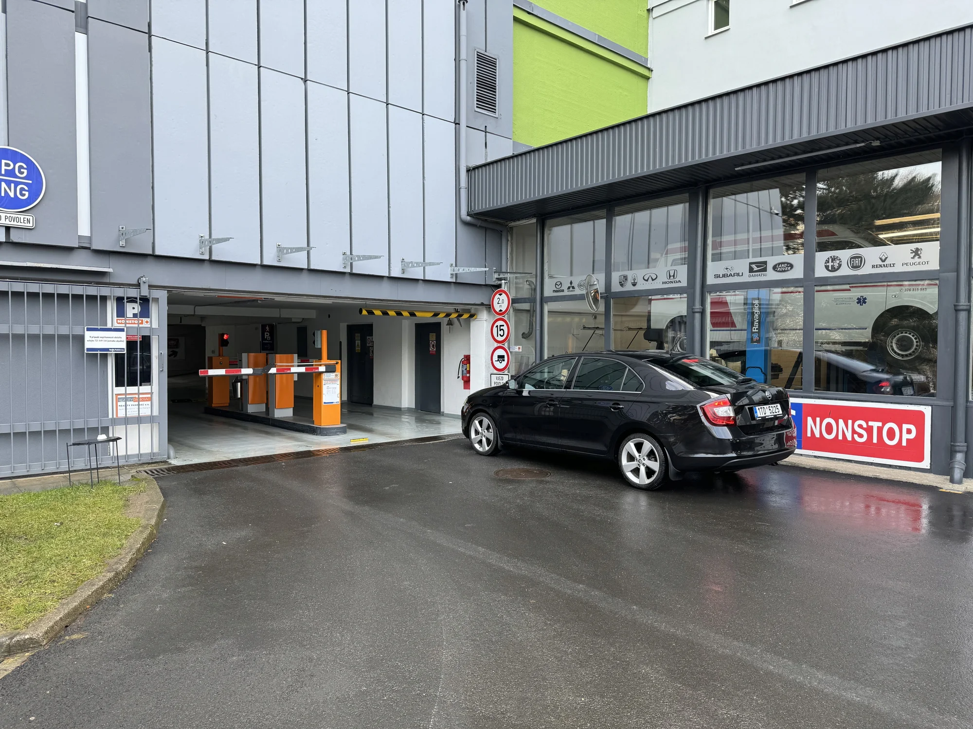 Hloubkové čištění textilních autosedaček vč. ručního kartáčování