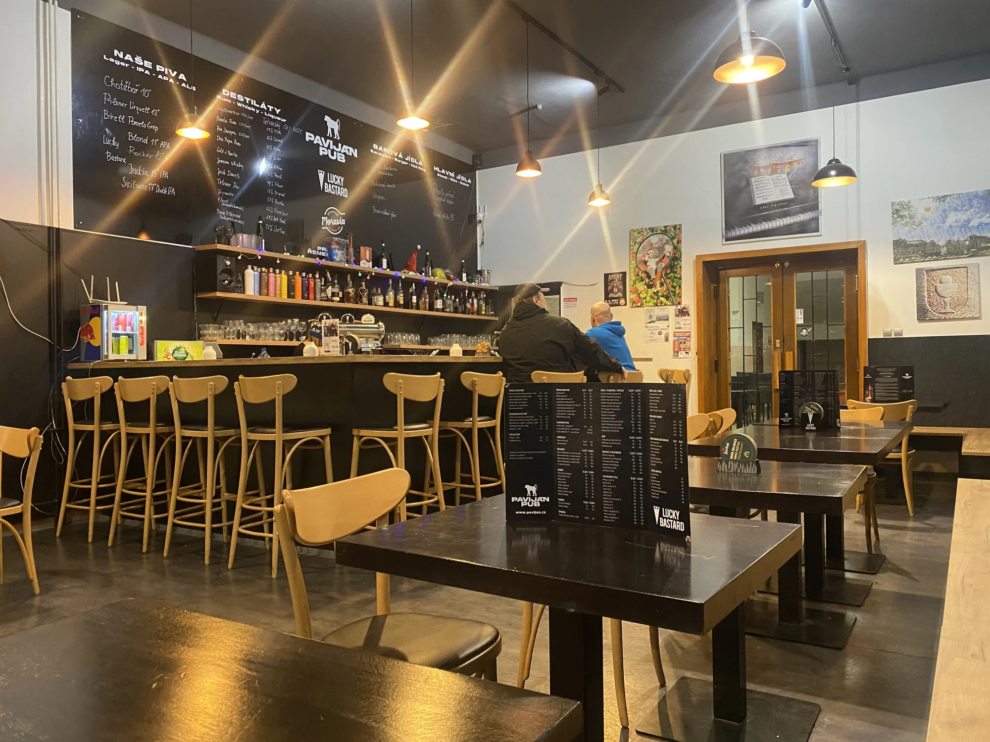 Téměř kilo vepřových žeber s chlebem, zeleninou, hořčicí a křenem