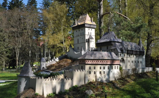 Pivní lázeň s neomezeným popíjením piva Krušovice, prohlídka parku Boheminium