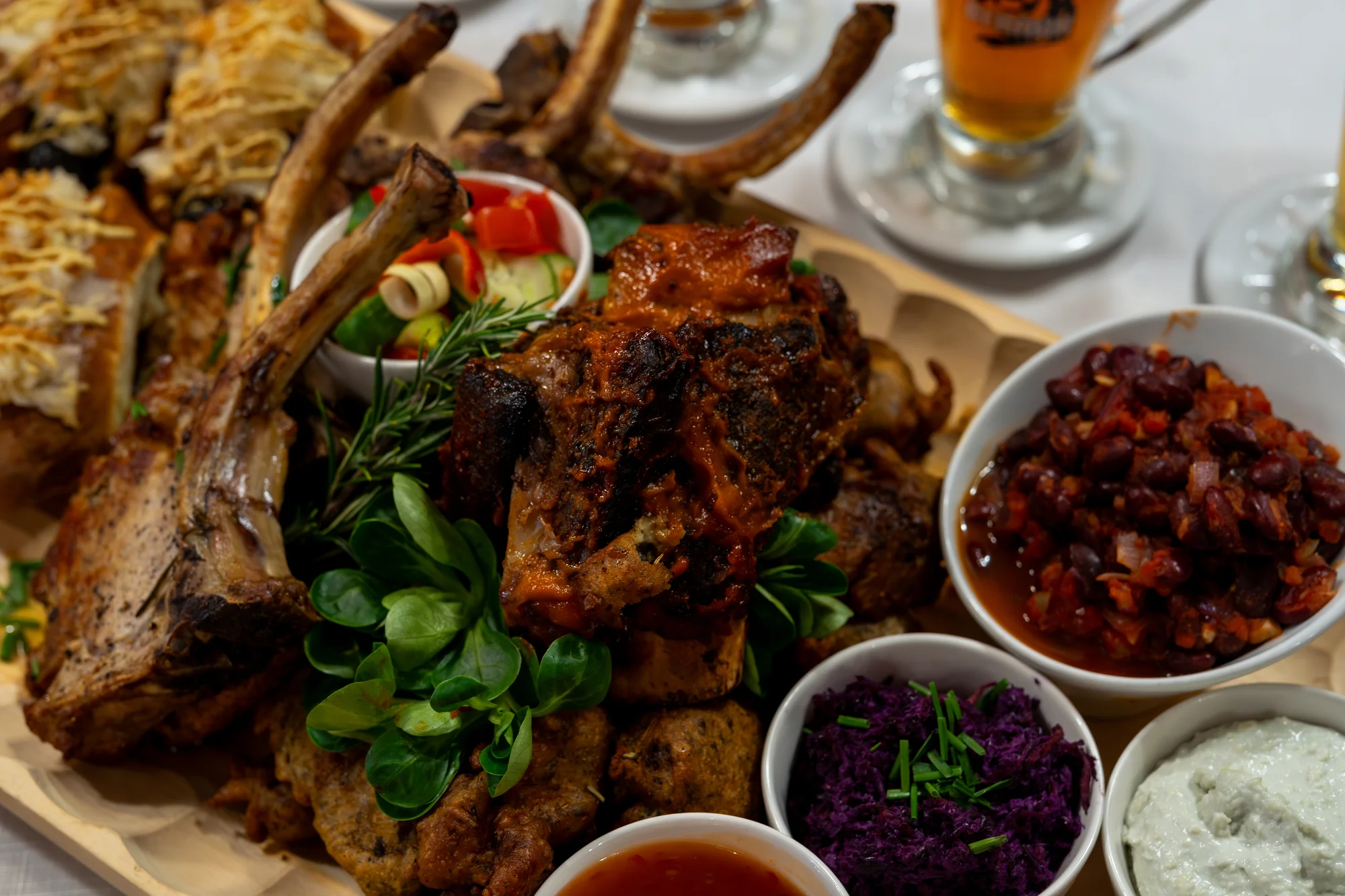 Mega cowboy prkno pro 2 nebo 4 osoby: tomahawk steaky, žebírka, křídla, hot dogy a pivo k tomu