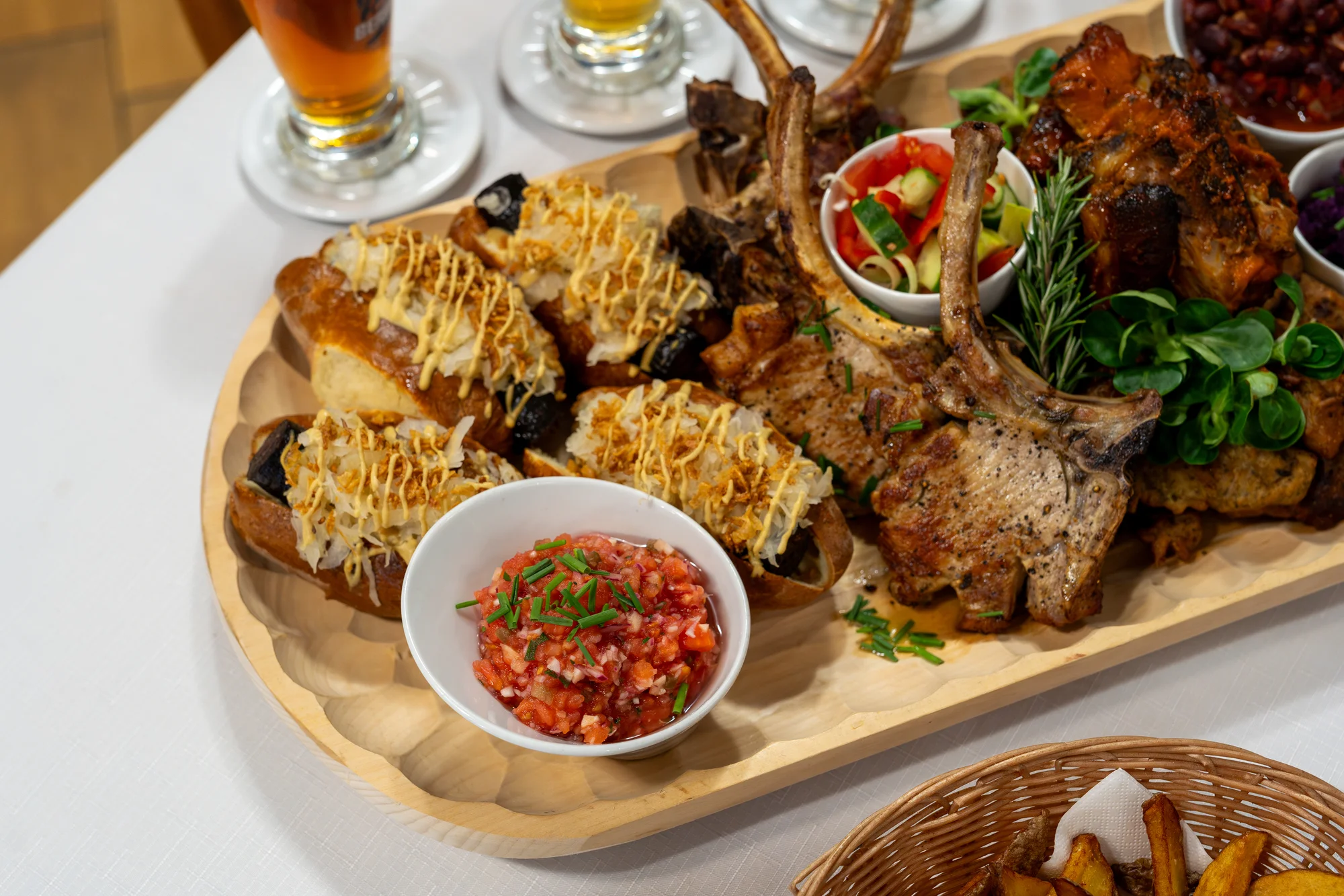 Mega cowboy prkno pro 2 nebo 4 osoby: tomahawk steaky, žebírka, křídla, hot dogy a pivo k tomu