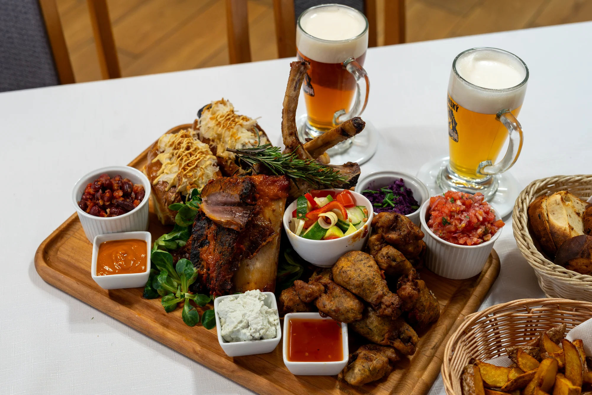 Mega cowboy prkno pro 2 nebo 4 osoby: tomahawk steaky, žebírka, křídla, hot dogy a pivo k tomu