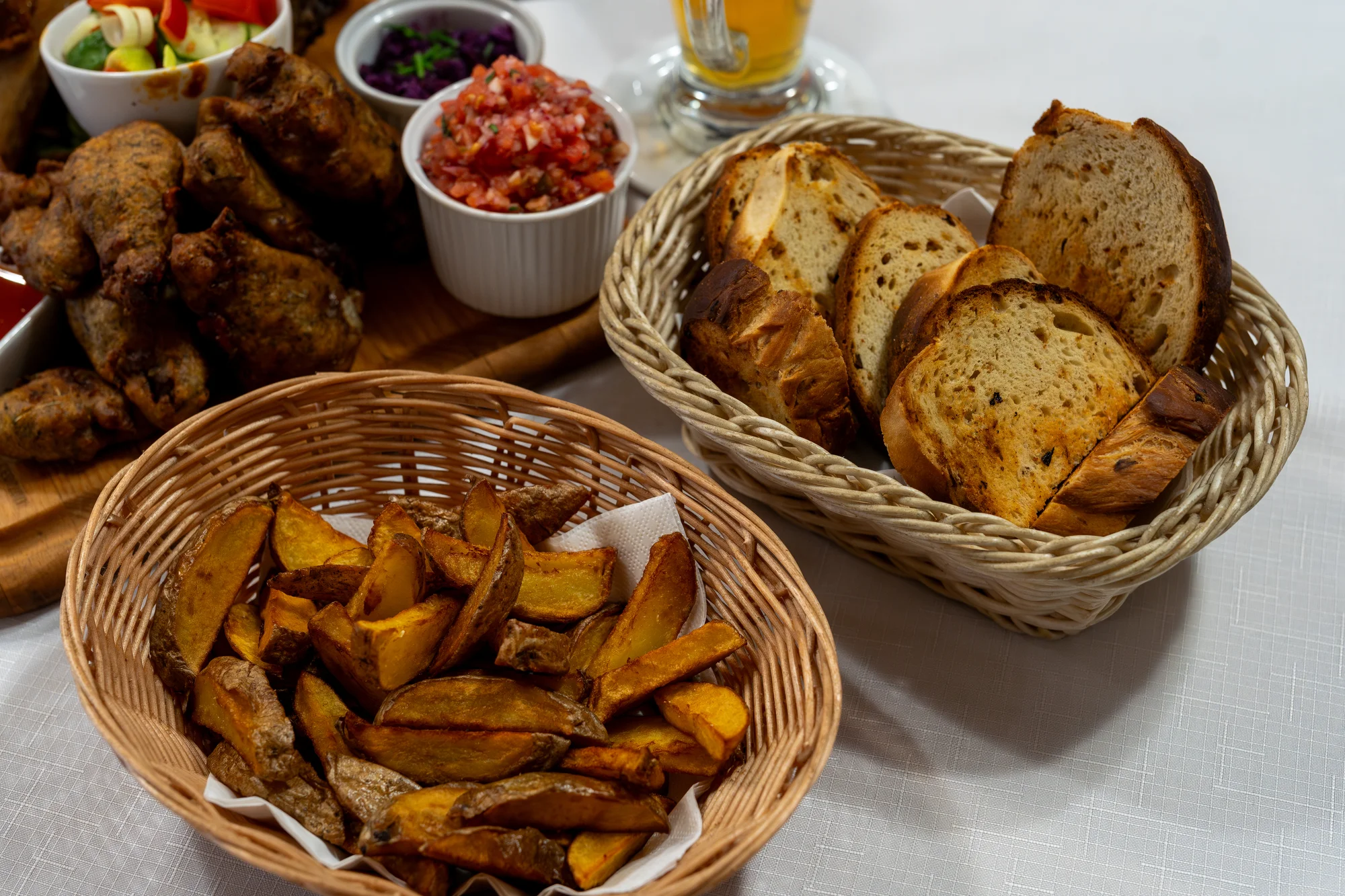 Mega cowboy prkno pro 2 nebo 4 osoby: tomahawk steaky, žebírka, křídla, hot dogy a pivo k tomu