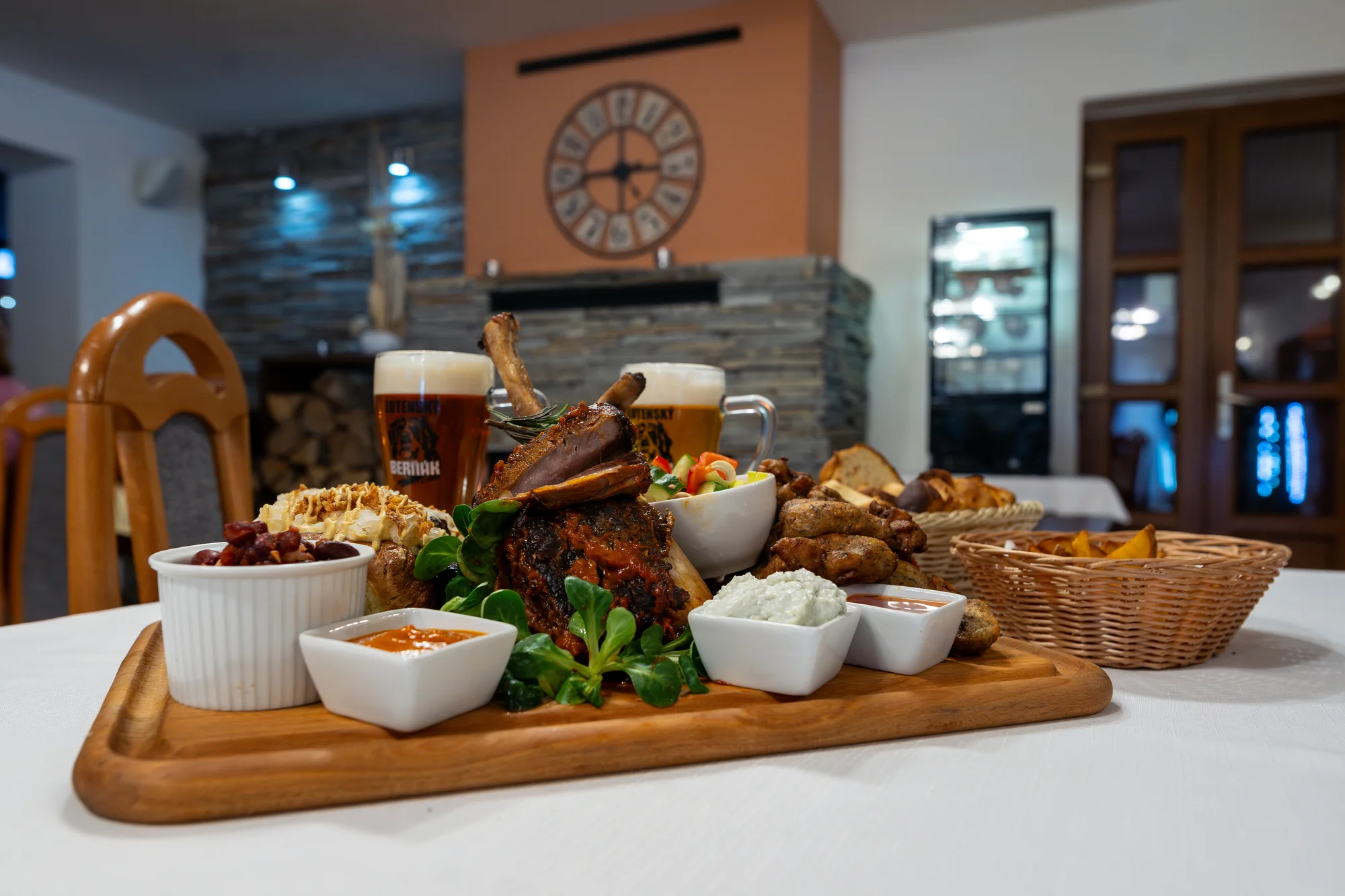 Mega cowboy prkno pro 2 nebo 4 osoby: tomahawk steaky, žebírka, křídla, hot dogy a pivo k tomu