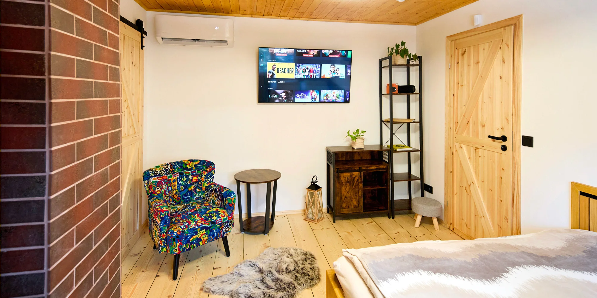 Romantika uprostřed horské přírody: moderní vybavená chata i finská sauna