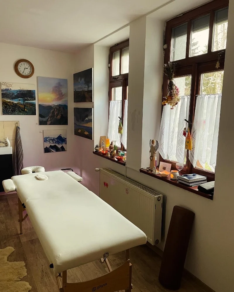30-90 min. relaxu: masáž celého těla nebo vybraných partií, manuální lymfodrenáž i infrasauna