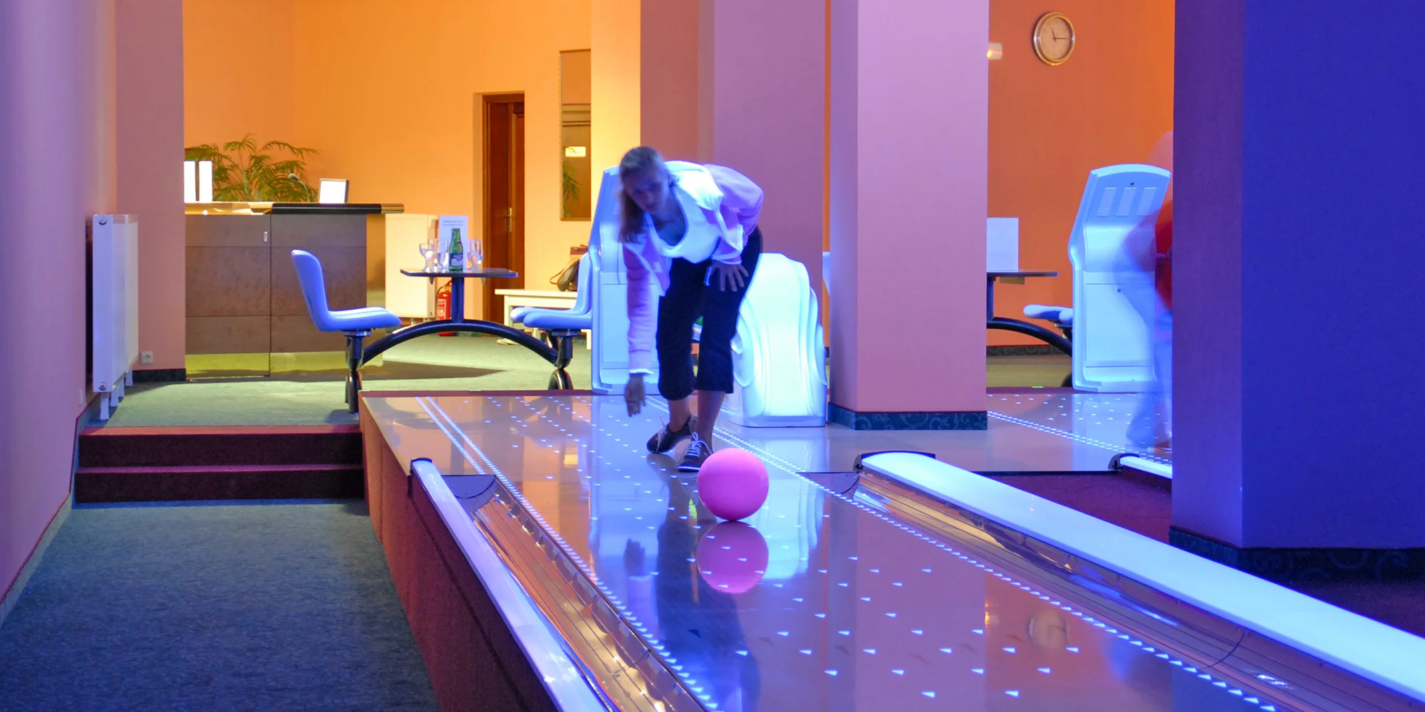 2 hod. plné zábavy: bowling až pro 6 osob v Karlových Varech