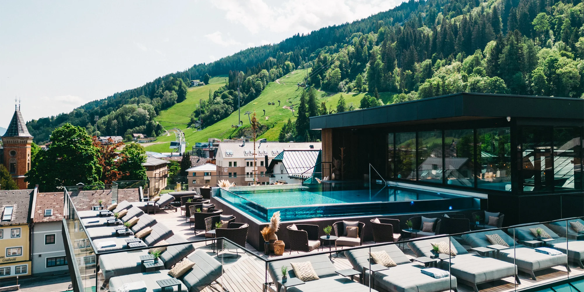 Krásný hotel ve Schladmingu: wellness a střešní bazén, polopenze plus, lanovka 300 metrů