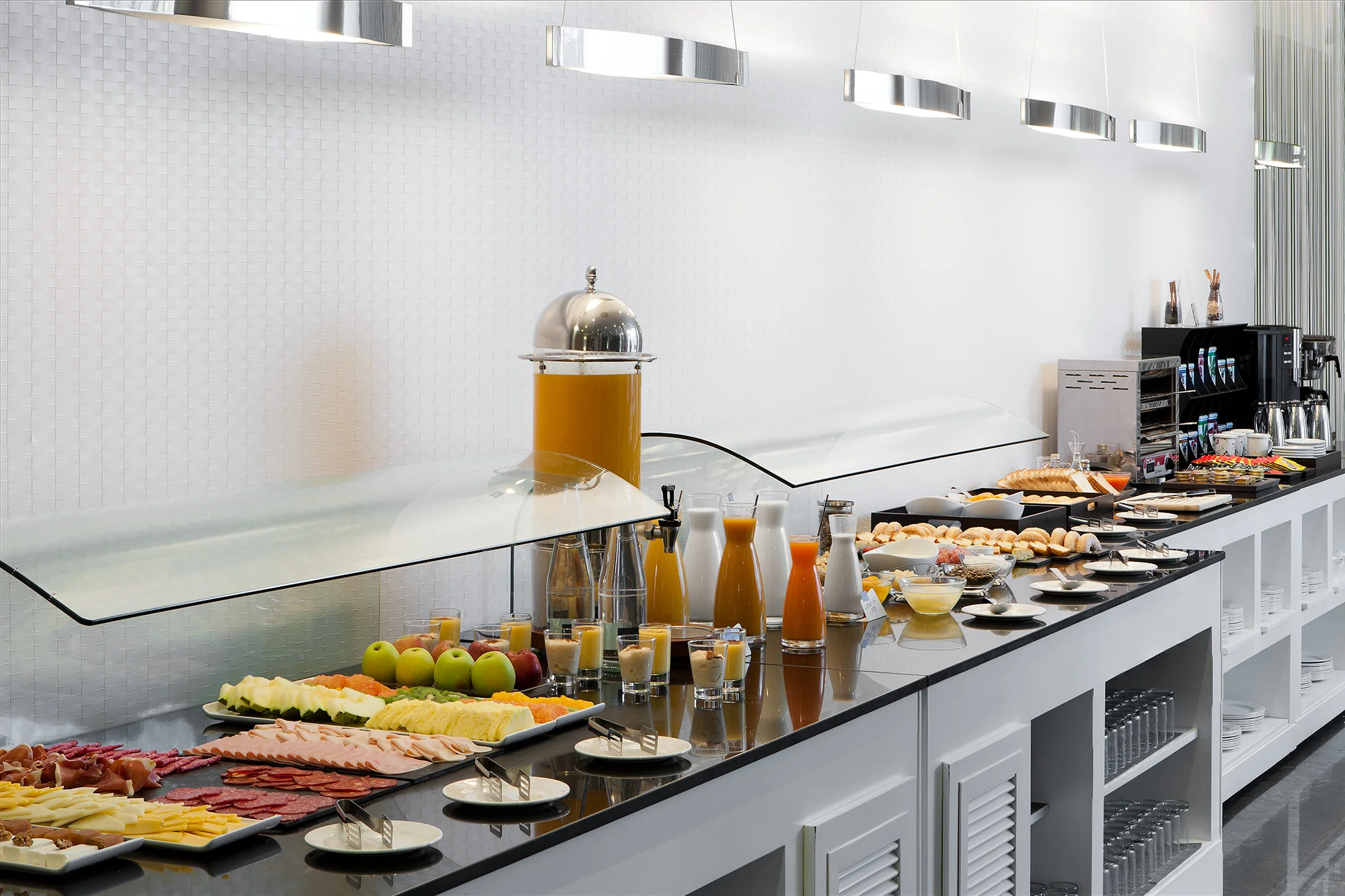 Moderní hotel v Barceloně: jen 15 minut od pláže, skvělá dostupnost do centra, snídaně v ceně