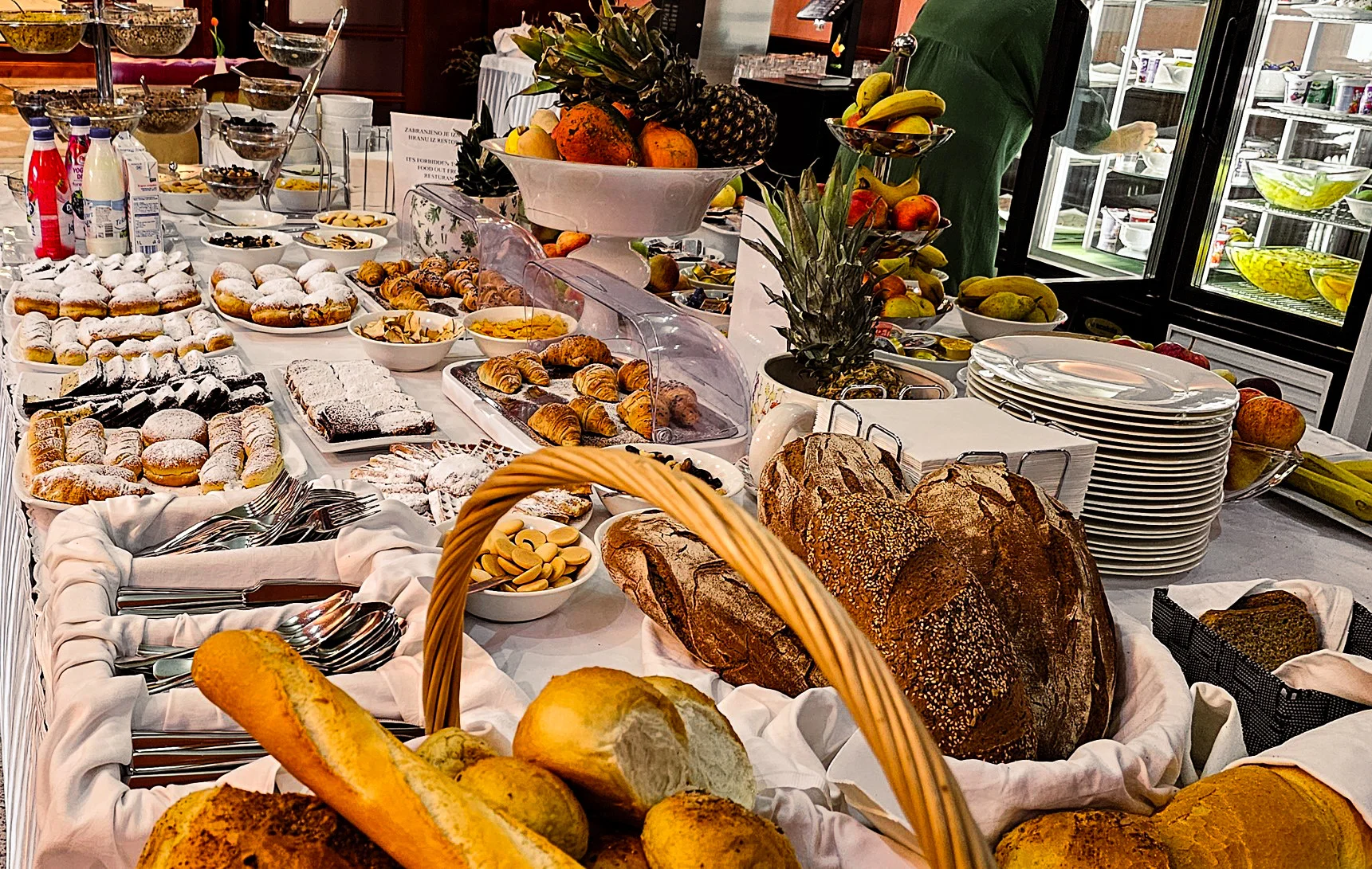 Léto v Dalmácii: hotel 2 minuty od pláže, strava, bazén a 2 děti zdarma