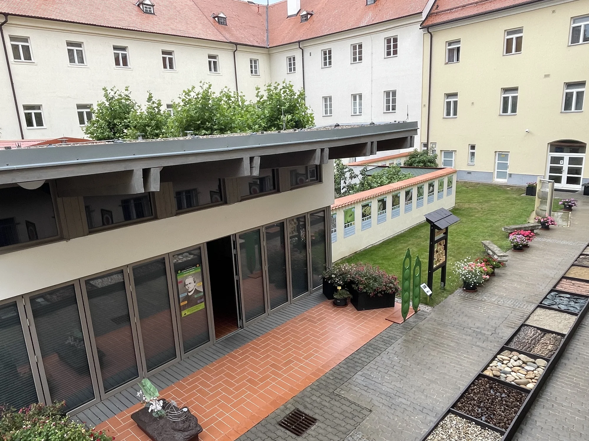 Dovolená v Zámeckém hotelu Lednice: terasa s výhledem na zámek, snídaně či polopenze a víno