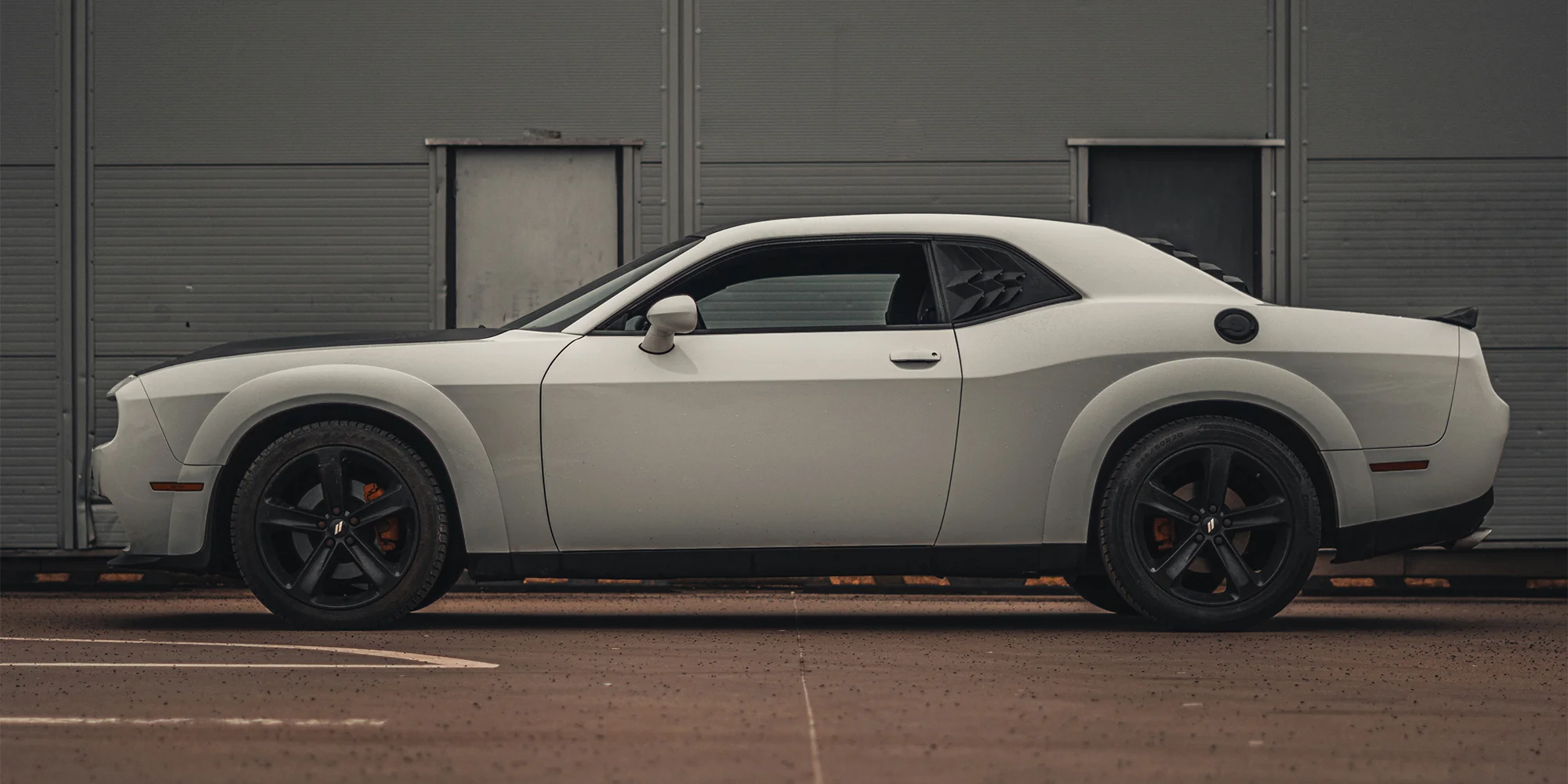 Brutální Dodge Challenger SRT Wide Body: spolujízda, řízení či pronájem
