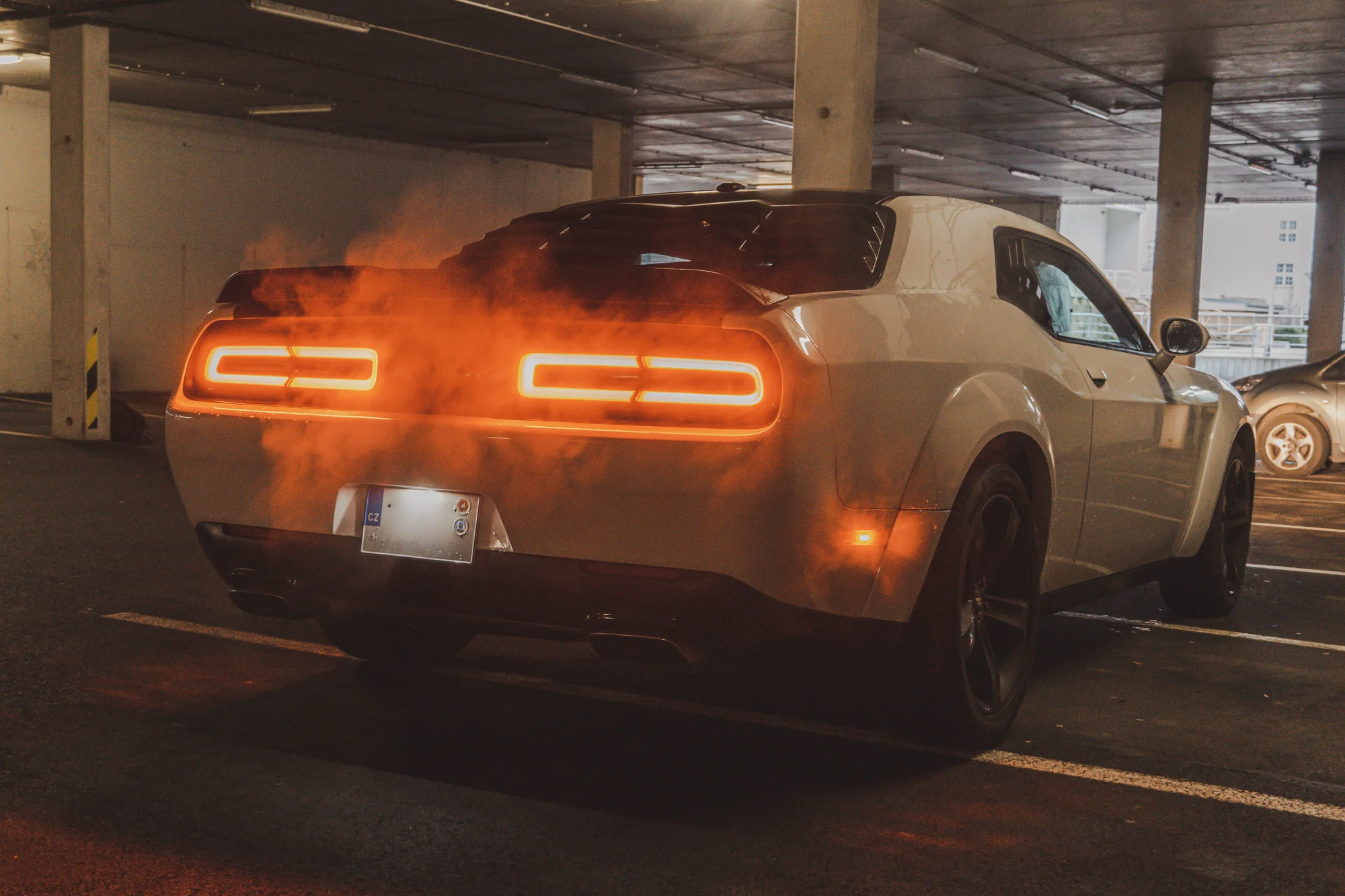 Brutální Dodge Challenger SRT Wide Body: spolujízda, řízení či pronájem