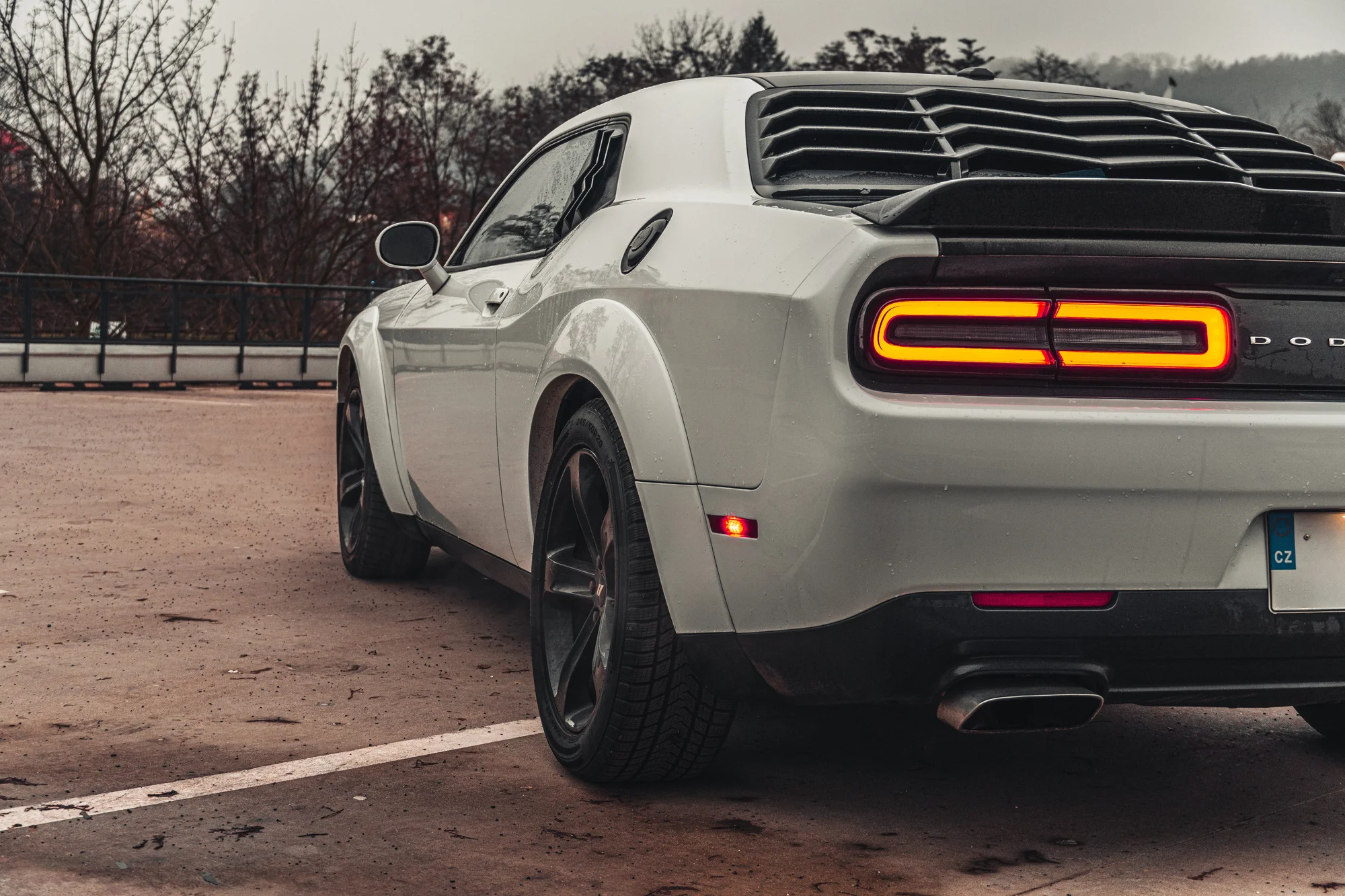 Brutální Dodge Challenger SRT Wide Body: spolujízda, řízení či pronájem