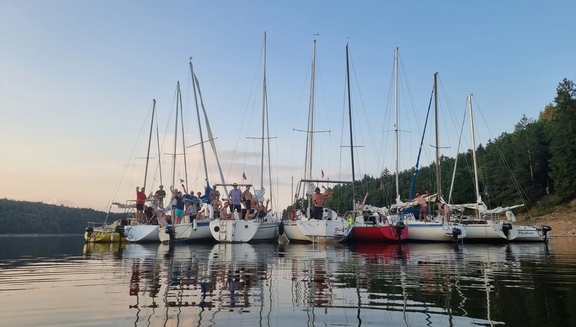 Pohoda na vodě: pronájem jachty na Orlíku až na 1–5 dní až pro 4 osoby