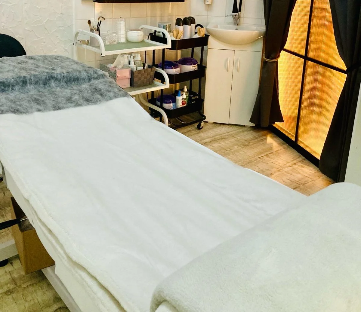 Péče o pleť a relax v jednom: ošetření vč. kosmetických masáží, speciální masky a ultrazvukové špachtle