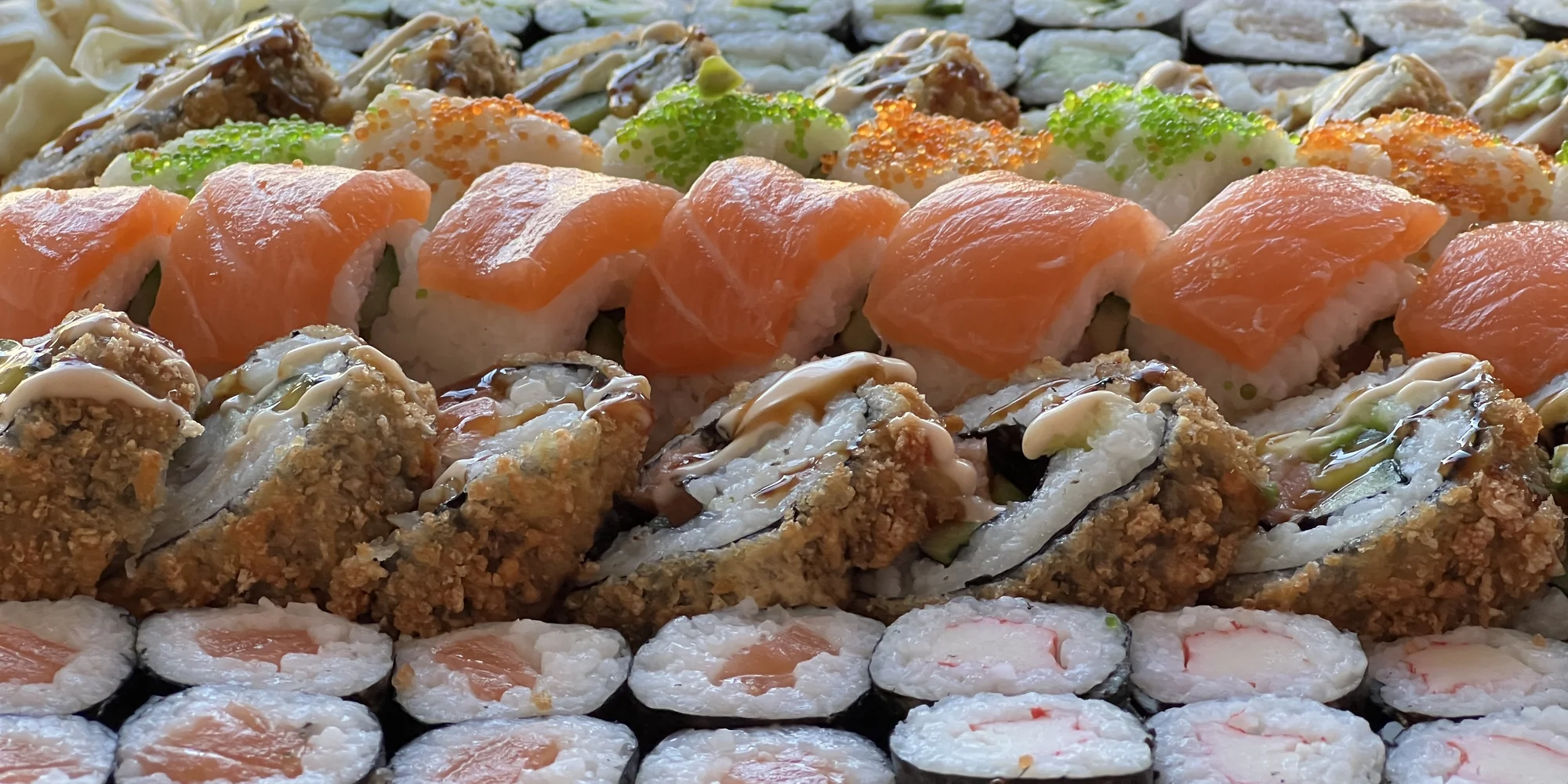 Vymazlené sushi sety pro celou partu: 98-108 ks maki, nigiri i rolek v tempuře