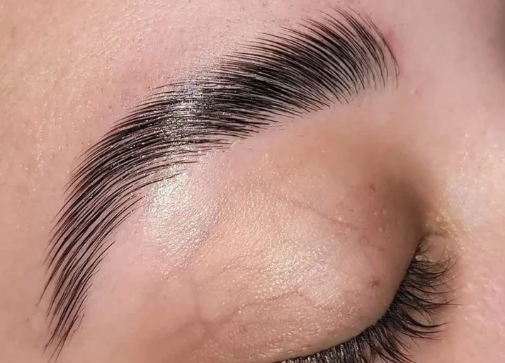 Zvýražněné obočí i řasy: brow lift či lash lifting nebo rovnou obojí