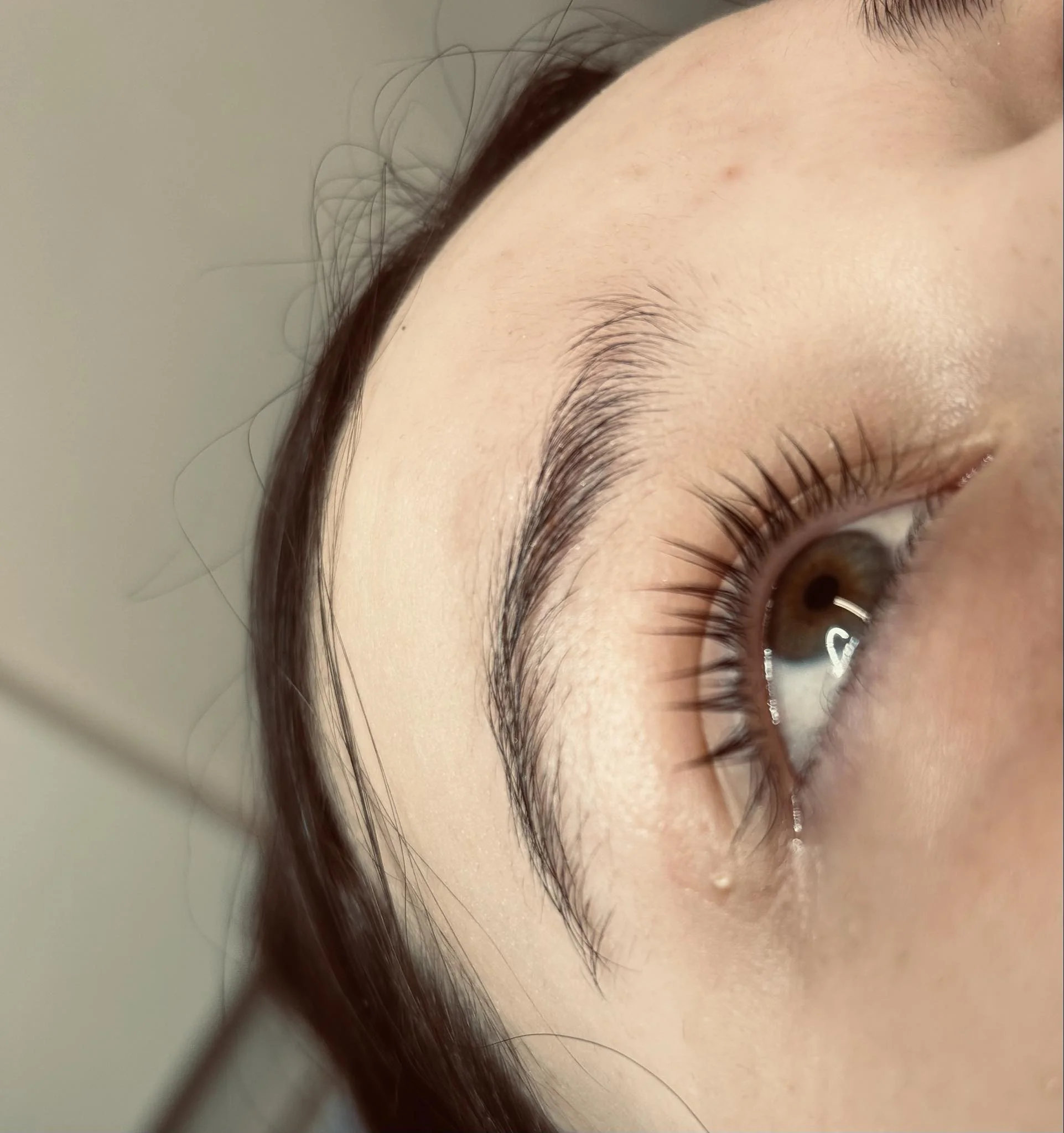 Zvýražněné obočí i řasy: brow lift či lash lifting nebo rovnou obojí