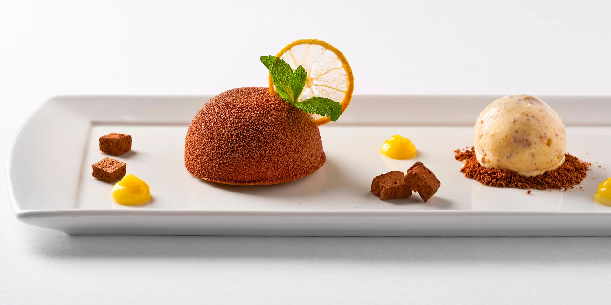 Pětichodové menu á la carte s lahví vína v oceňované The Grand Mark Prague pro 2 osoby